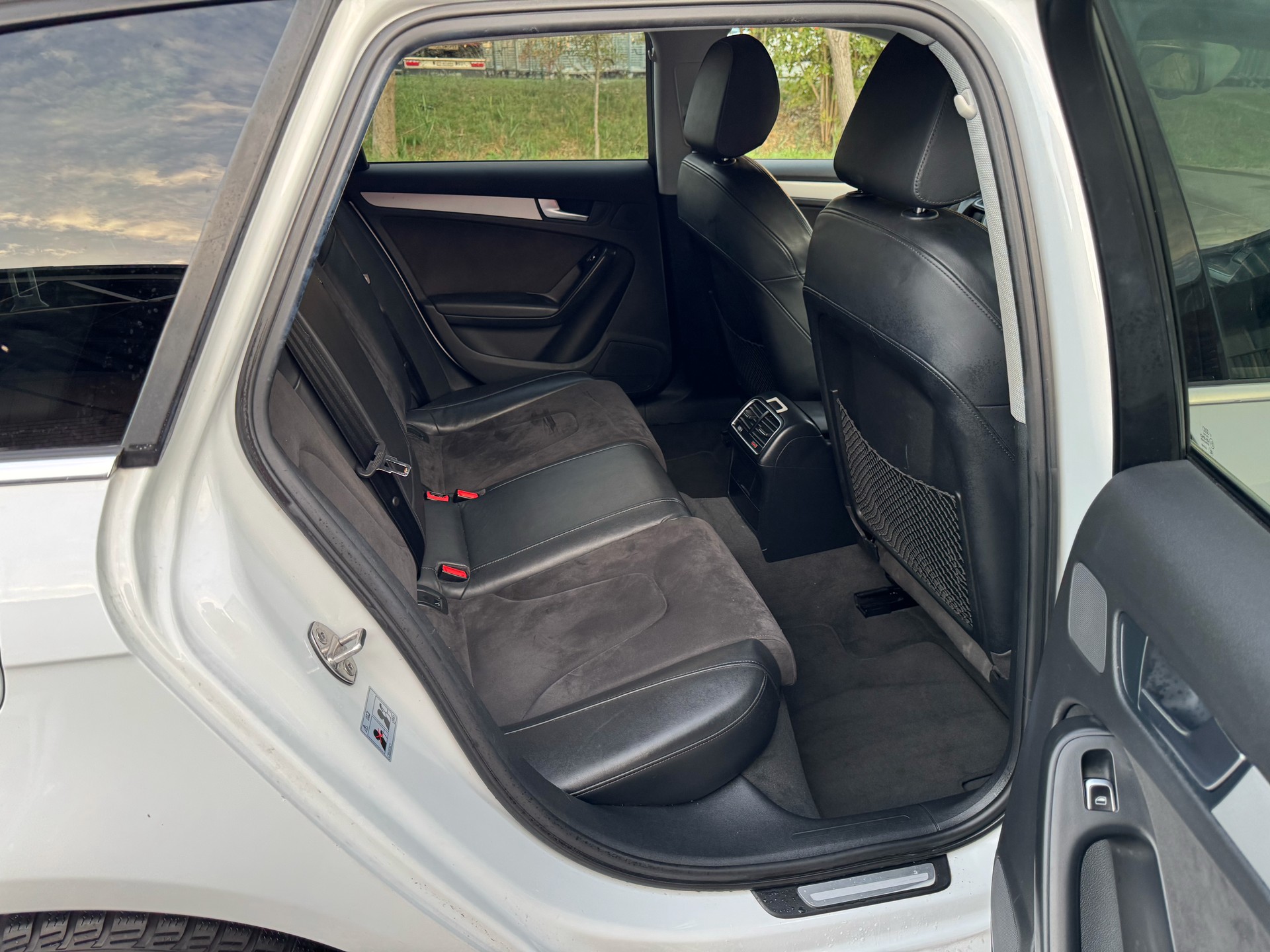 AUDI A4 Avant 2.0 TDI Attraction multitronic-image-10
