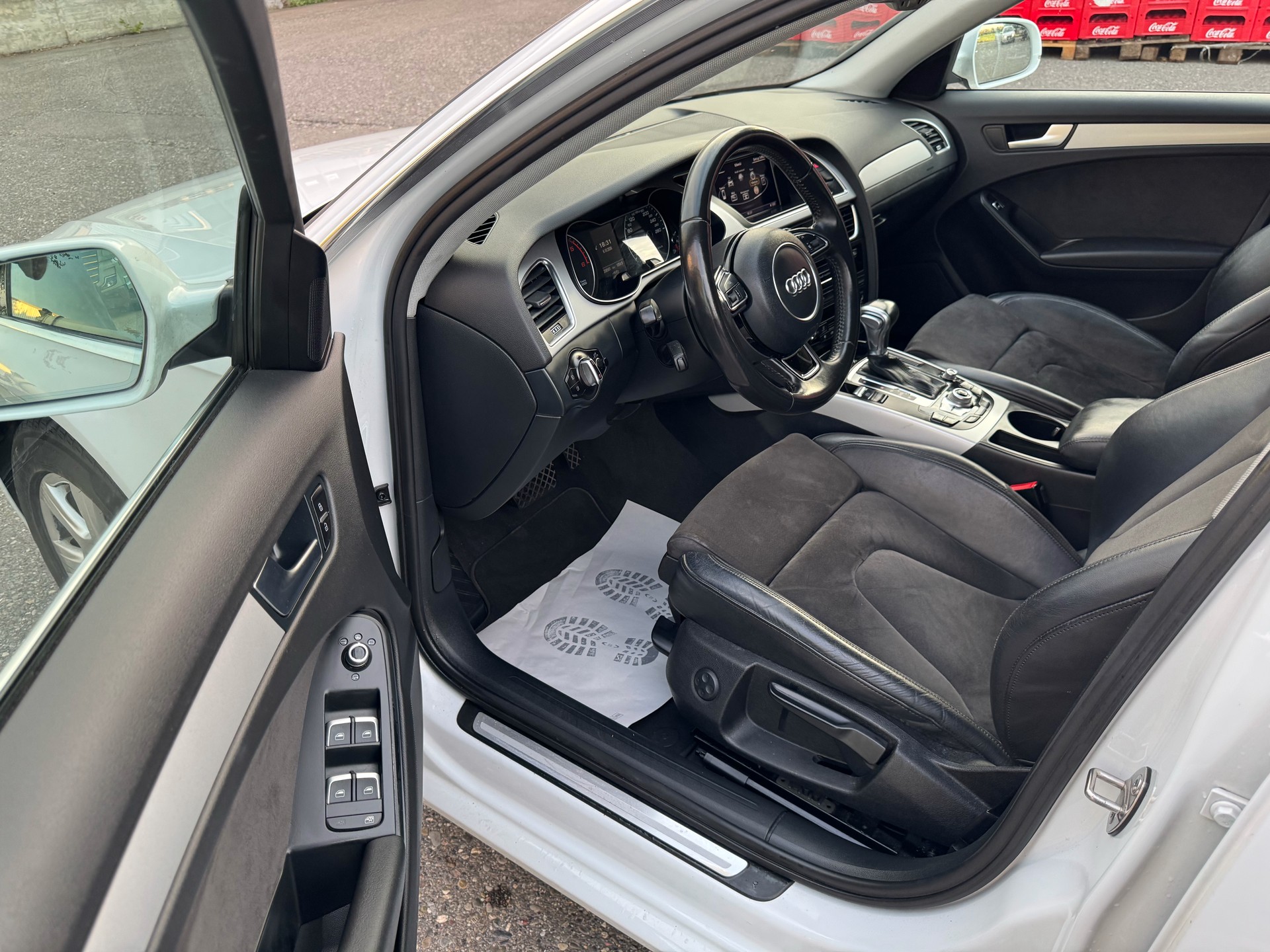 AUDI A4 Avant 2.0 TDI Attraction multitronic-image-12