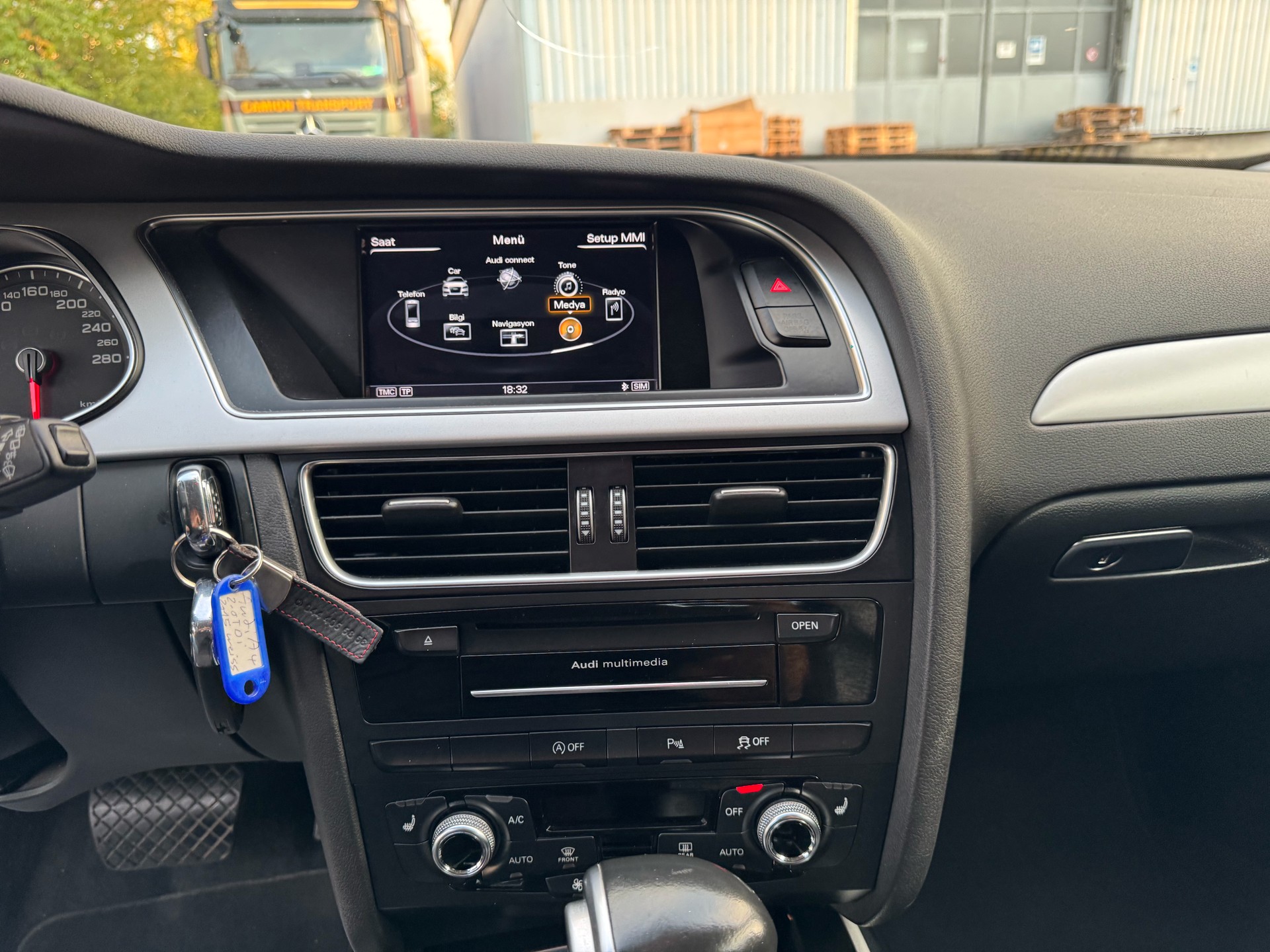 AUDI A4 Avant 2.0 TDI Attraction multitronic-image-22