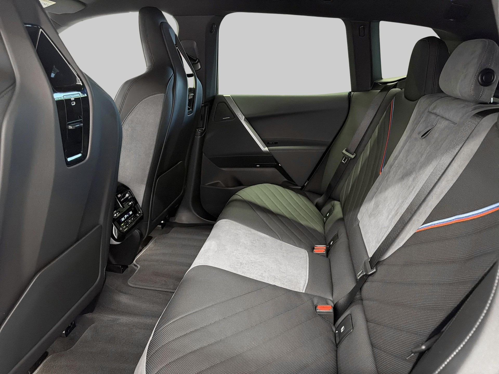 BMW iX xDrive60 M Sport Pro-image-16
