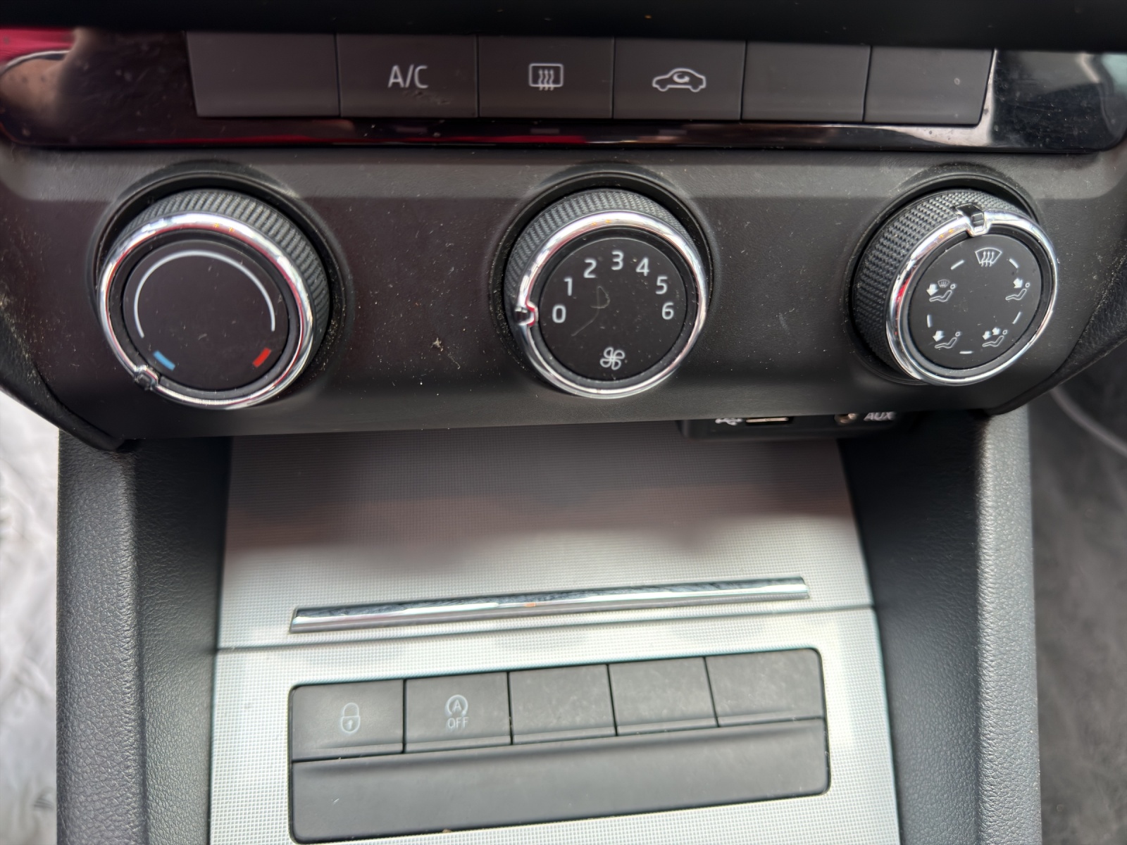 SKODA Octavia Combi 1.4 TSI Ambition-image-15