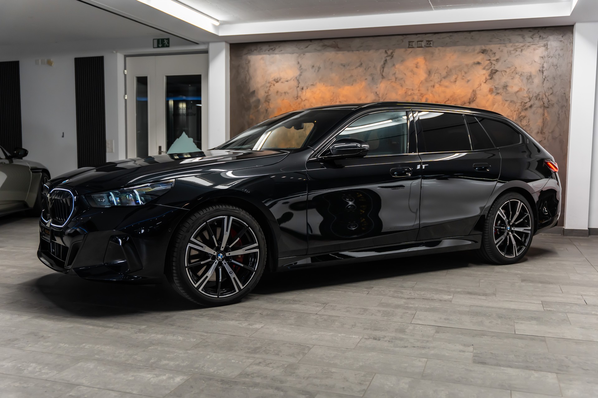 BMW 540d xDrive 48V Touring M Sport Pro Steptronic *Iconic Glow*Panorama*Carbon*AHK*-showroom-element-3
