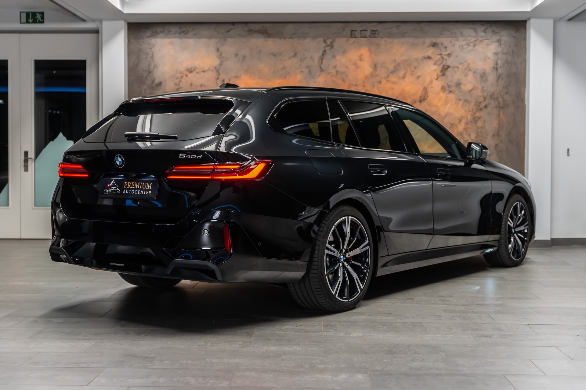 BMW 540d xDrive 48V Touring M Sport Pro Steptronic *Iconic Glow*Panorama*Carbon*AHK*-image-6