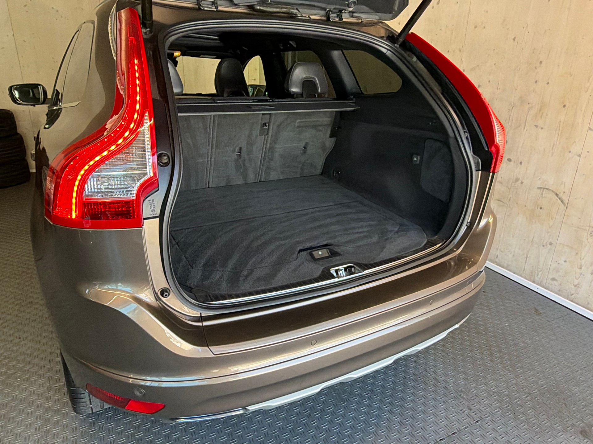 VOLVO XC60 D5 AWD Momentum Geartronic-image-14
