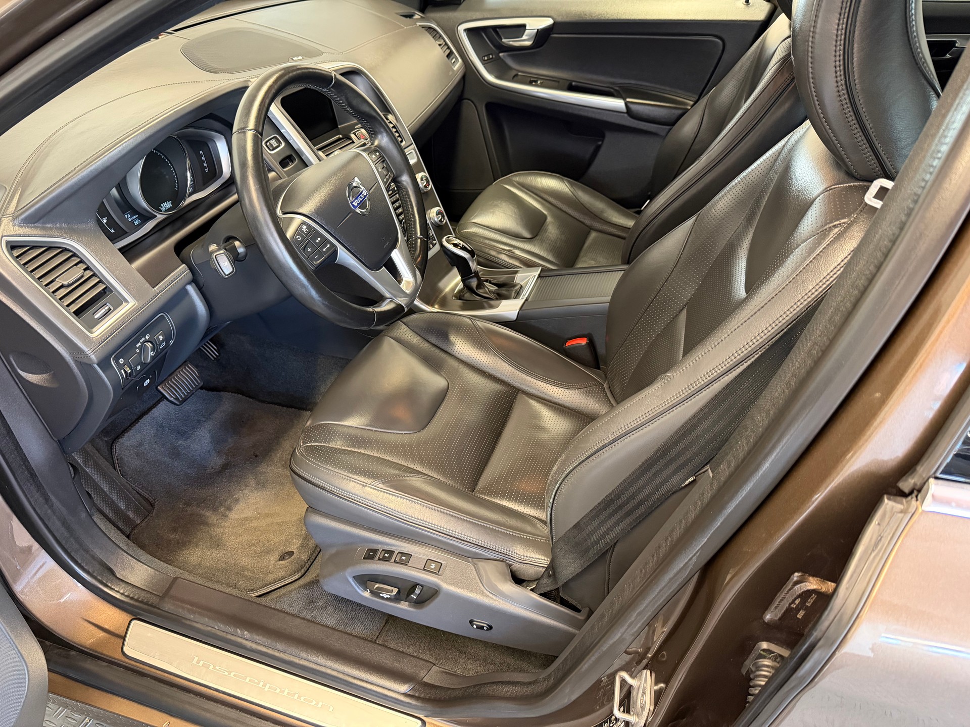 VOLVO XC60 D5 AWD Momentum Geartronic-image-9