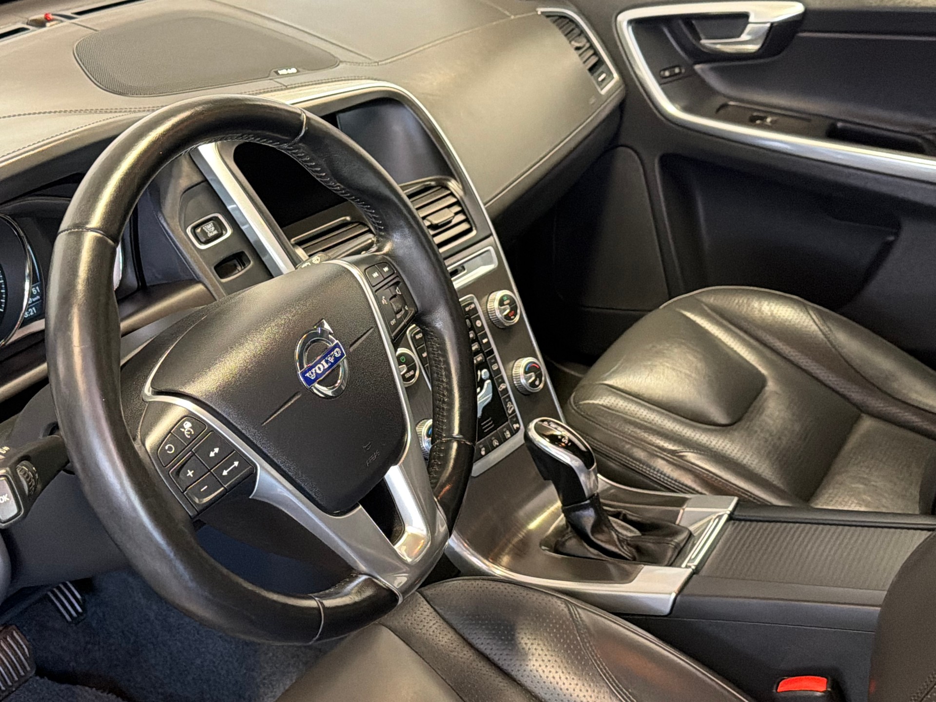 VOLVO XC60 D5 AWD Momentum Geartronic-image-10