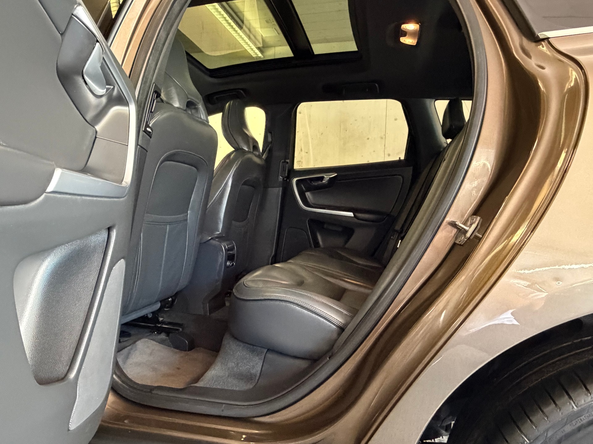 VOLVO XC60 D5 AWD Momentum Geartronic-image-13