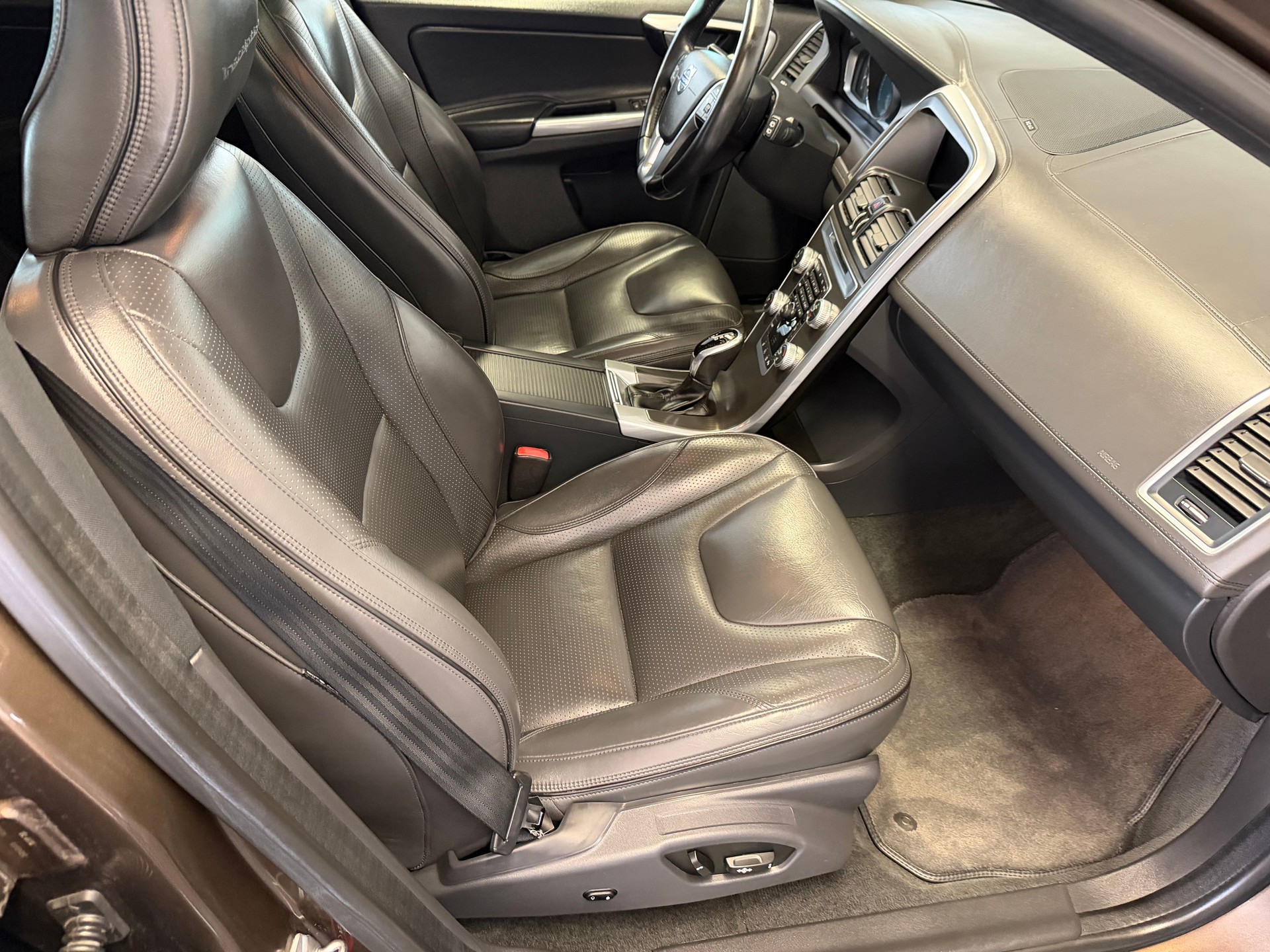 VOLVO XC60 D5 AWD Momentum Geartronic-image-11