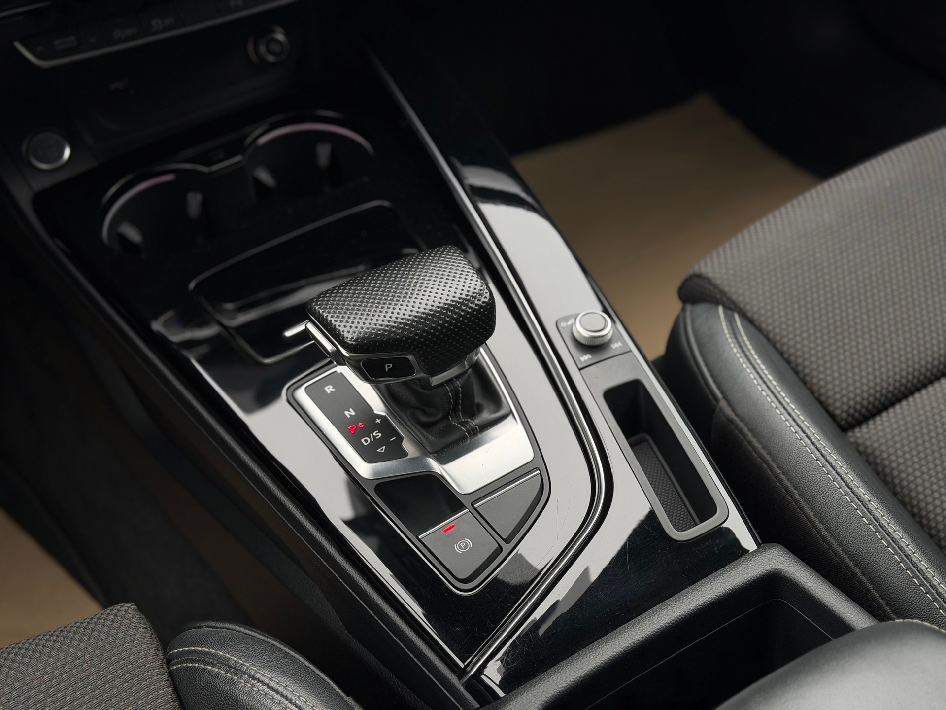 AUDI A4 Avant 40 TDI S line quattro S-tronic-image-18