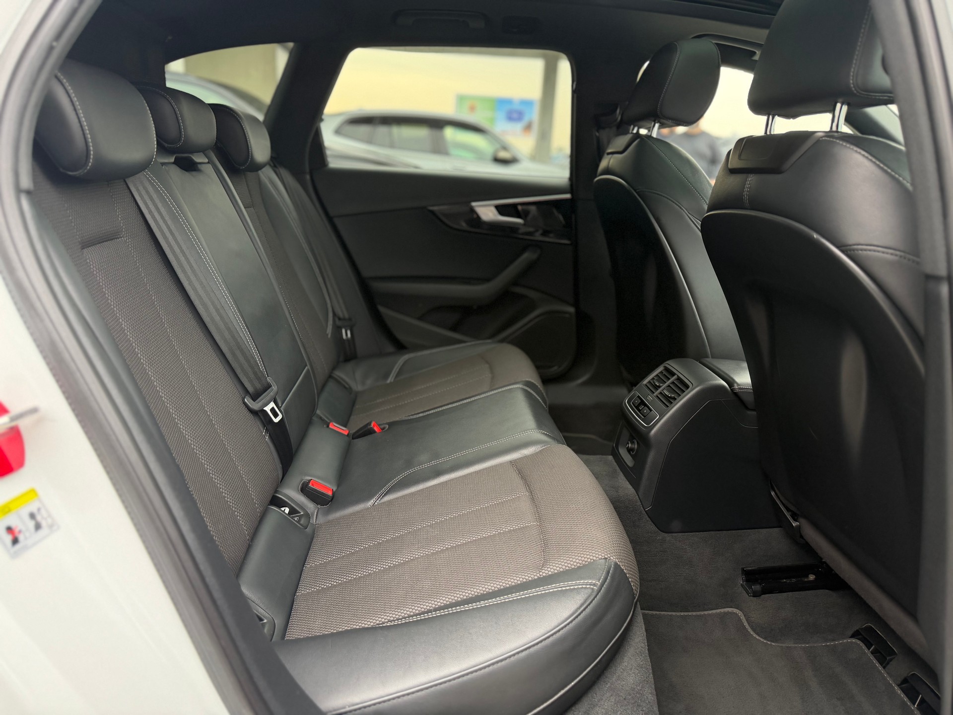 AUDI A4 Avant 40 TDI S line quattro S-tronic-image-14