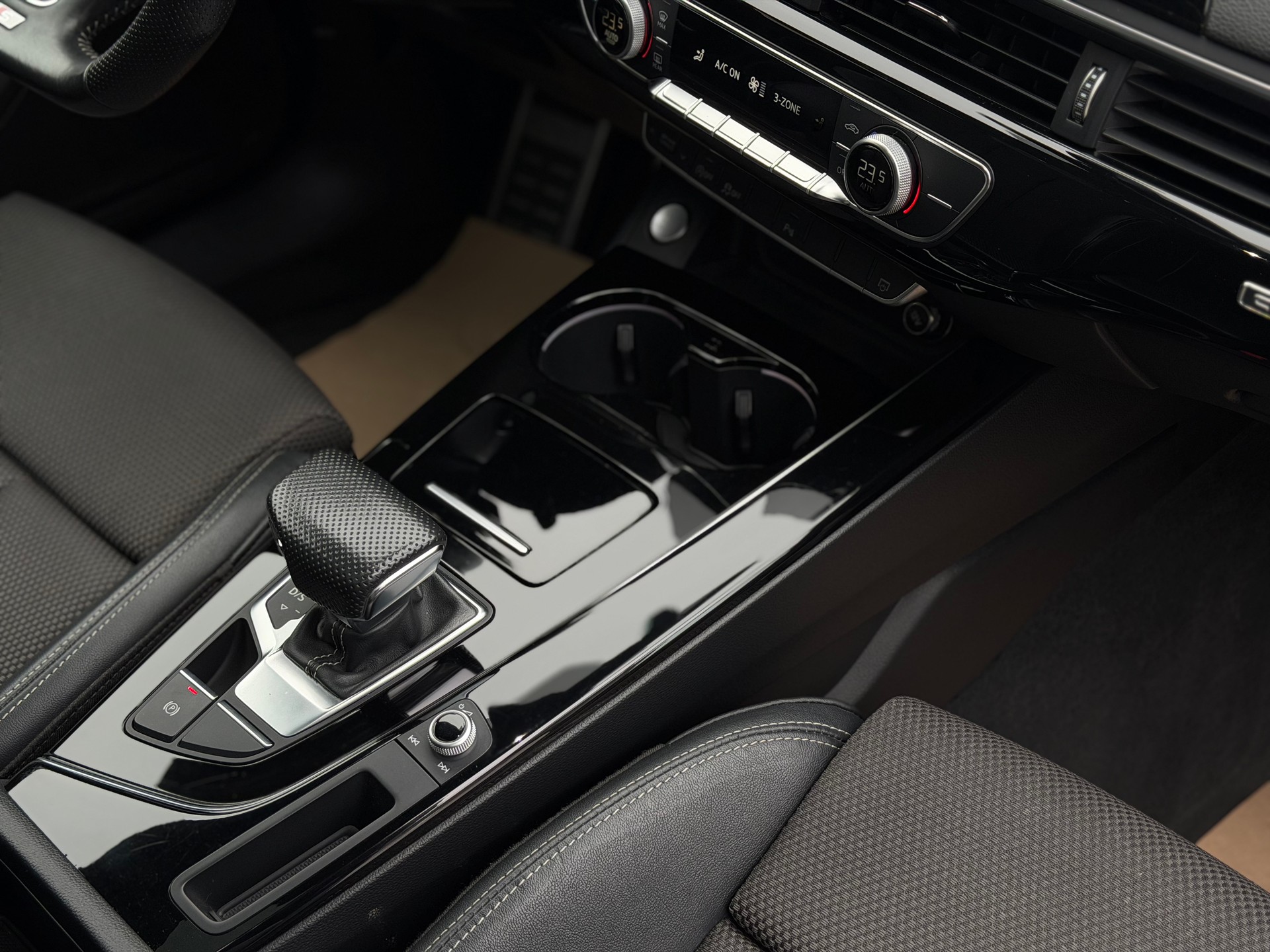 AUDI A4 Avant 40 TDI S line quattro S-tronic-image-19