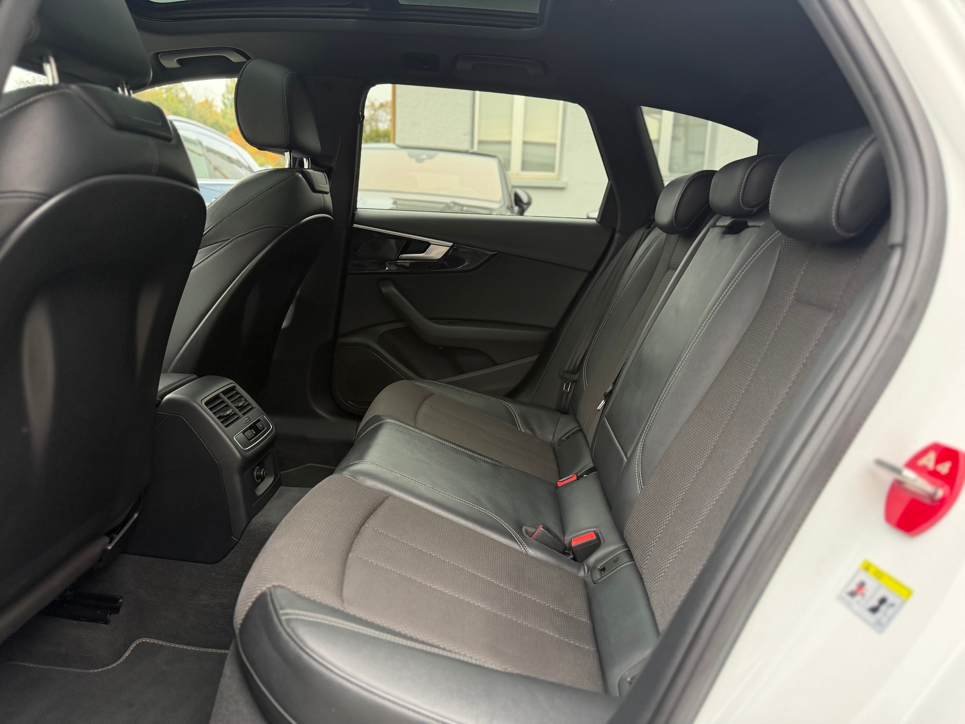 AUDI A4 Avant 40 TDI S line quattro S-tronic-image-12