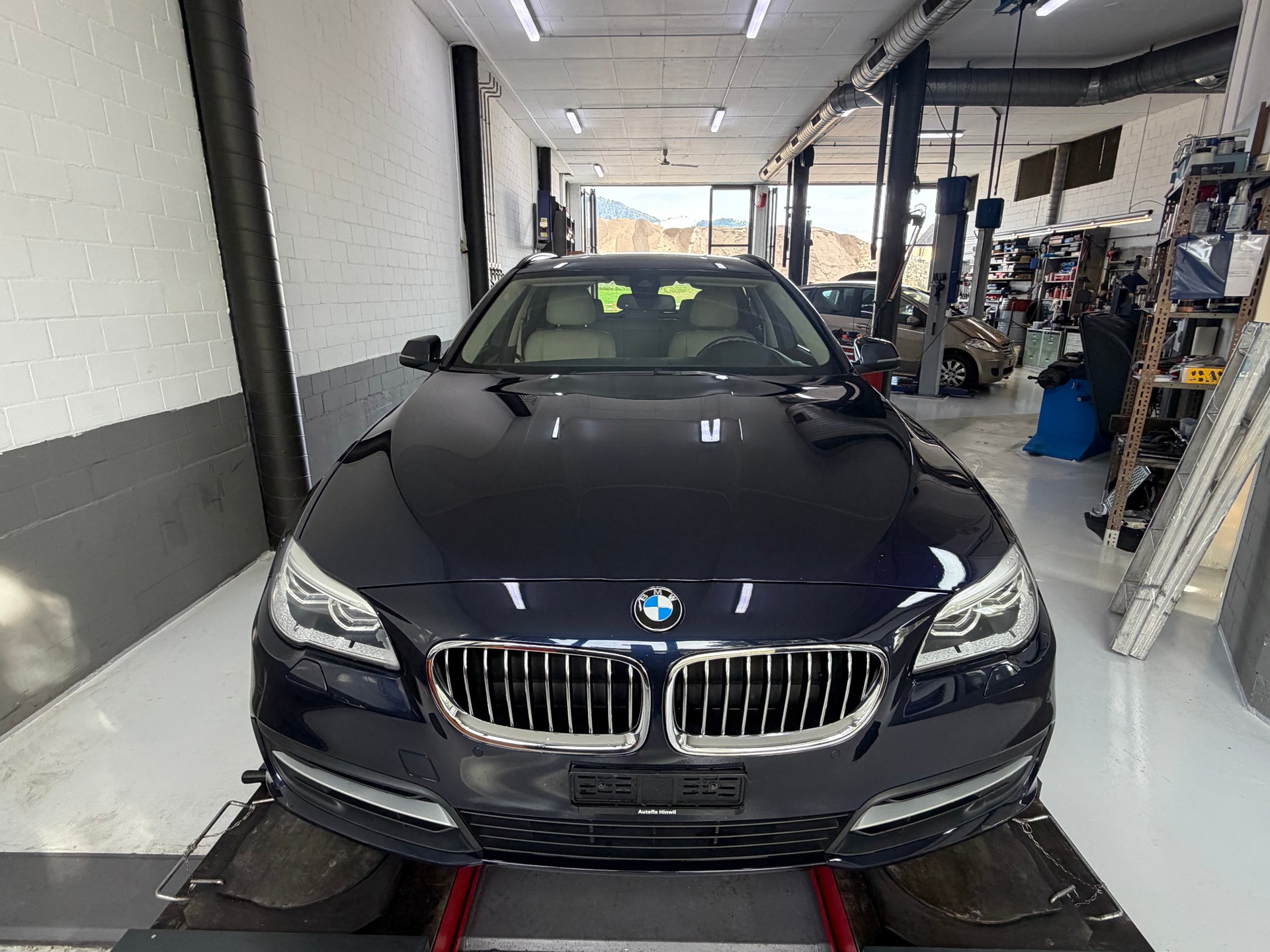 BMW 520d Touring xDrive Luxury Line Steptronic-image-1