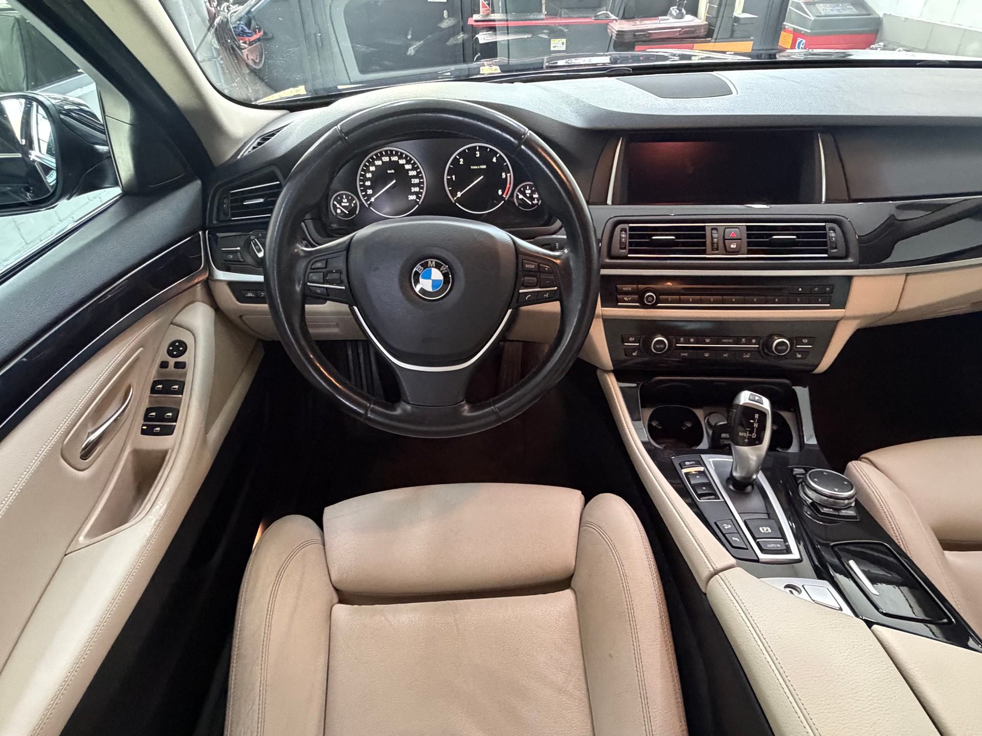 BMW 520d Touring xDrive Luxury Line Steptronic-image-10