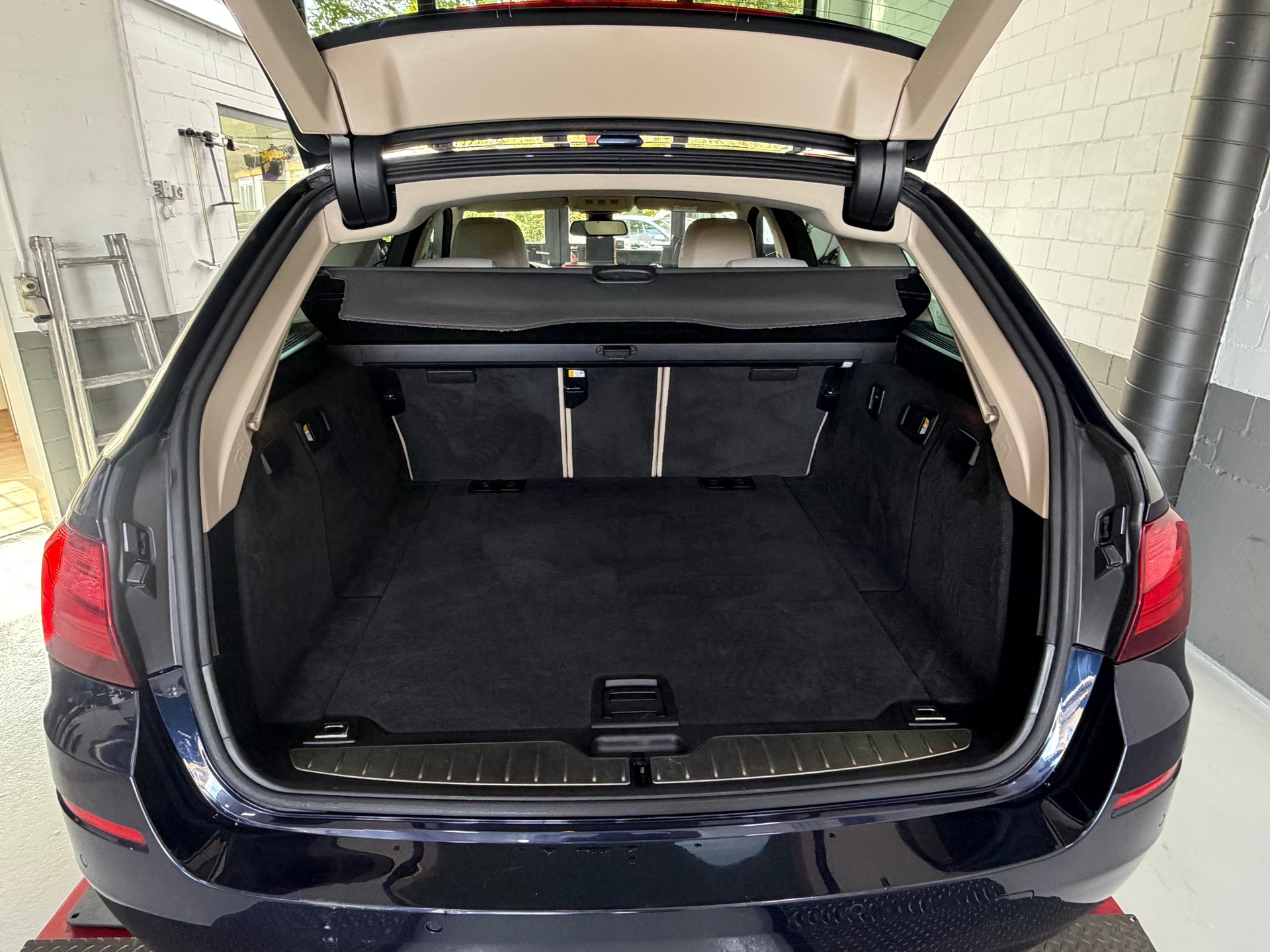 BMW 520d Touring xDrive Luxury Line Steptronic-image-12