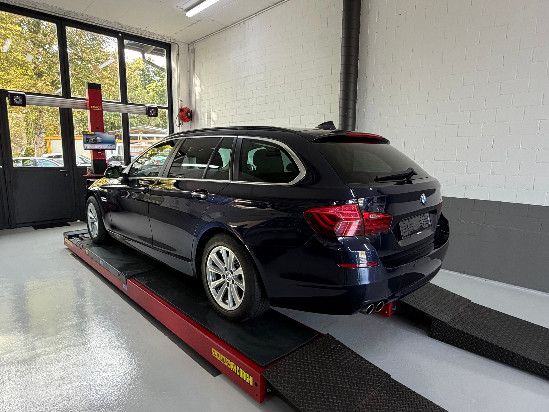 BMW 520d Touring xDrive Luxury Line Steptronic-image-3