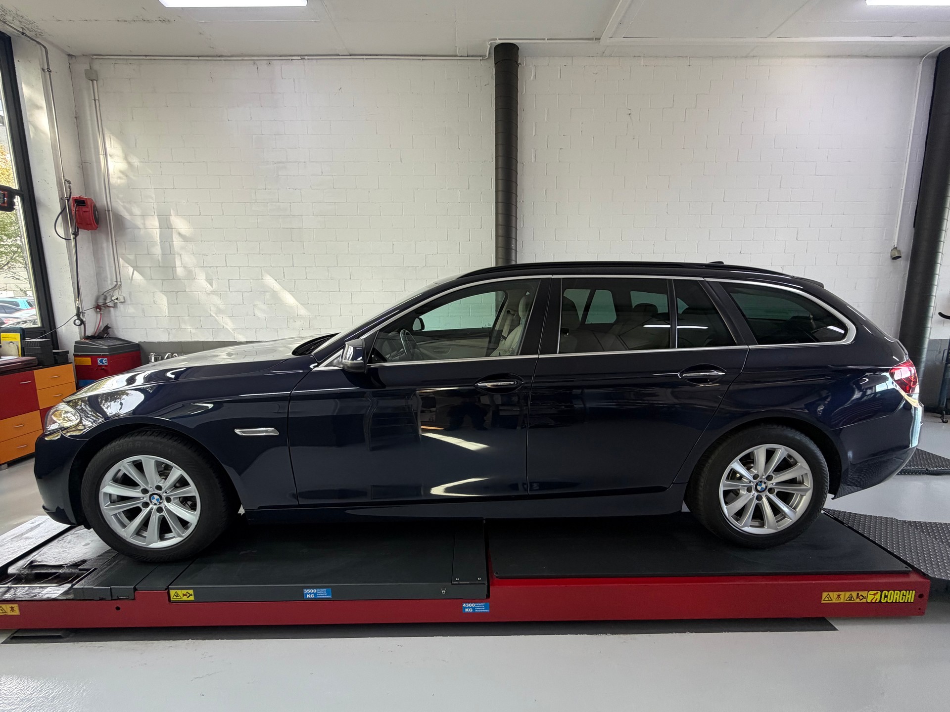 BMW 520d Touring xDrive Luxury Line Steptronic-image-2