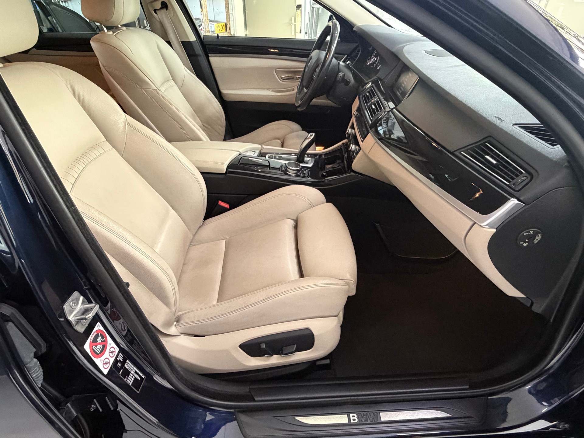 BMW 520d Touring xDrive Luxury Line Steptronic-image-8