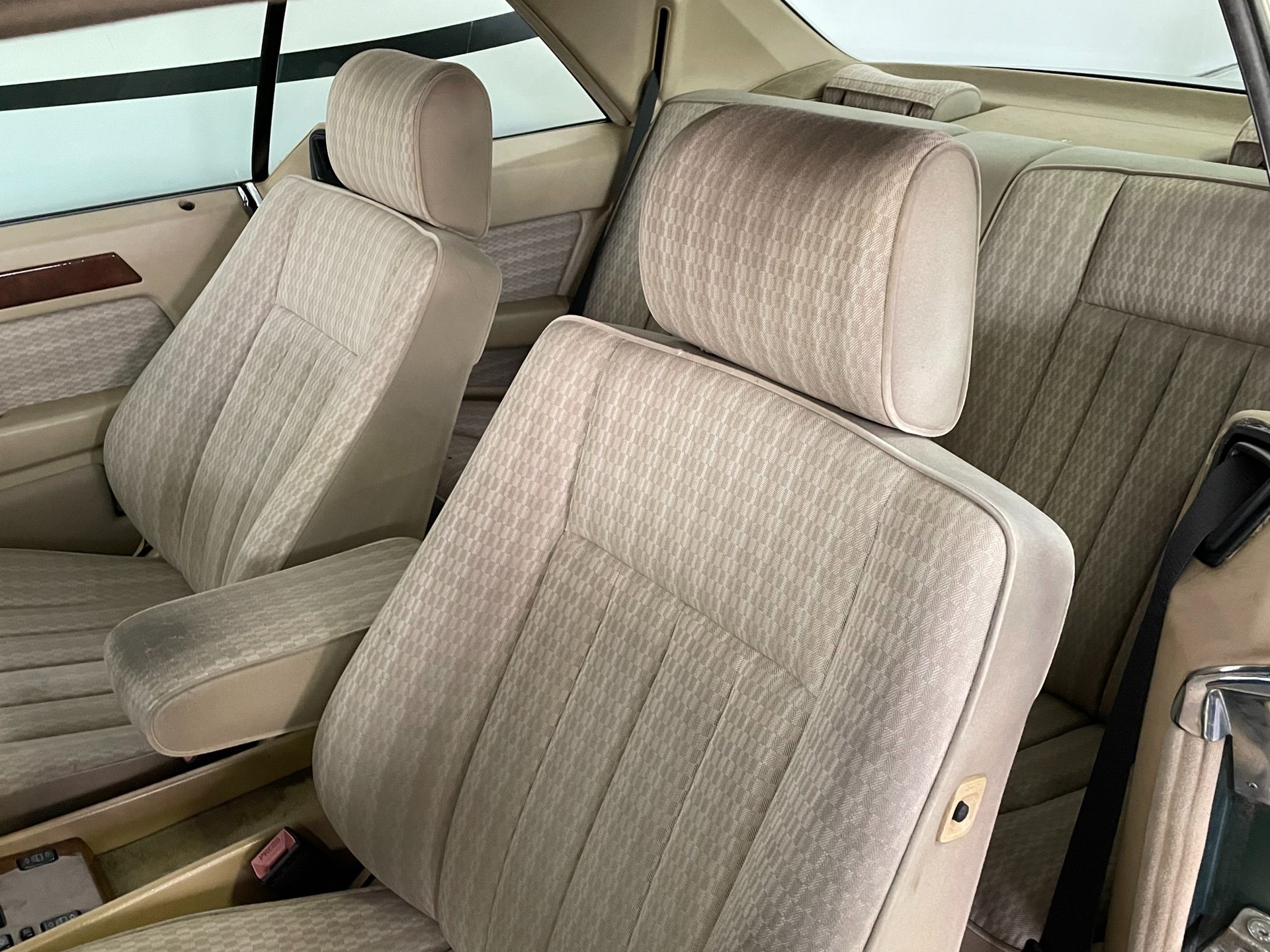MERCEDES-BENZ 230 CE-image-7