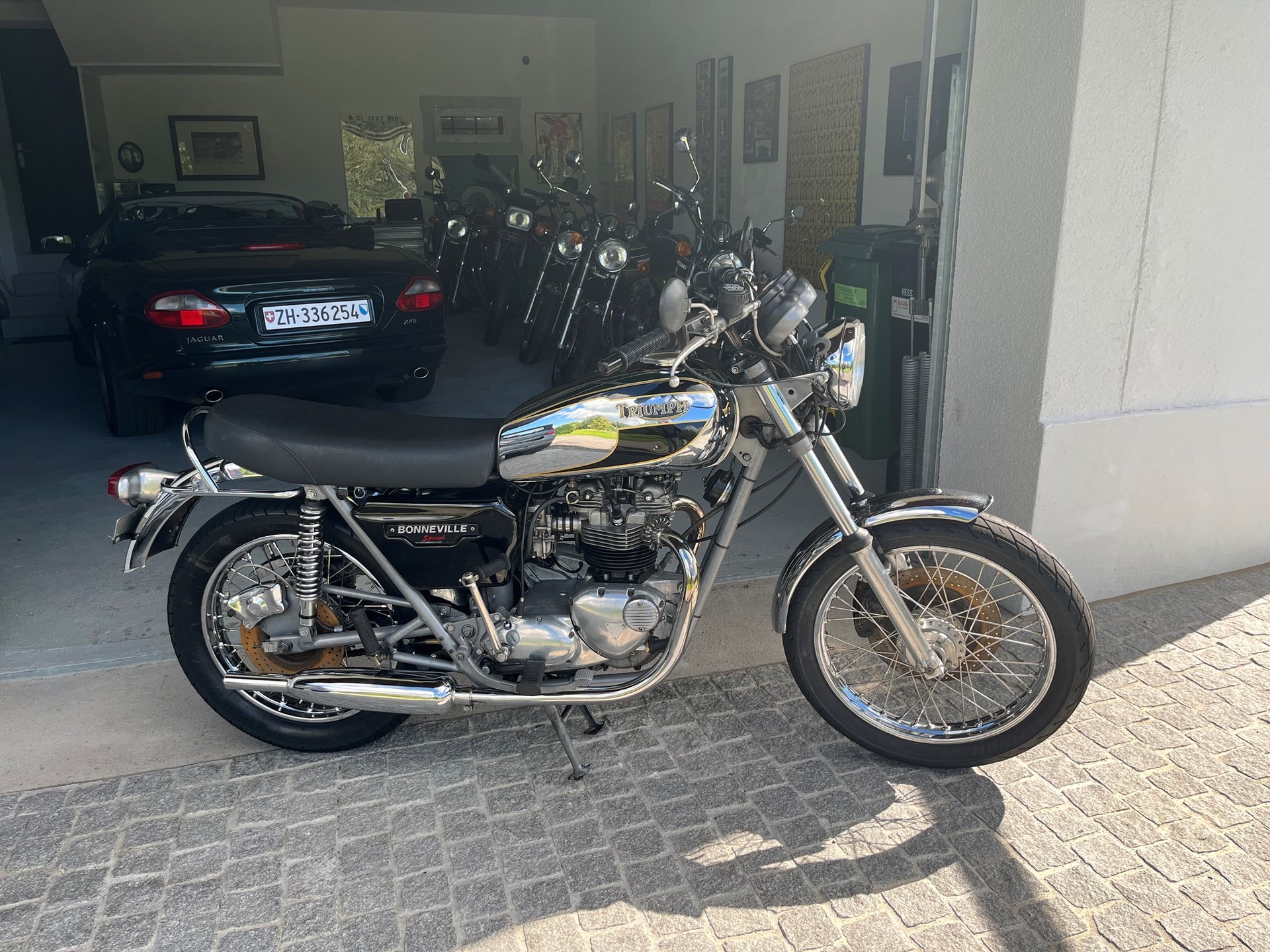 TRIUMPH Bonneville T140 D special-image-1