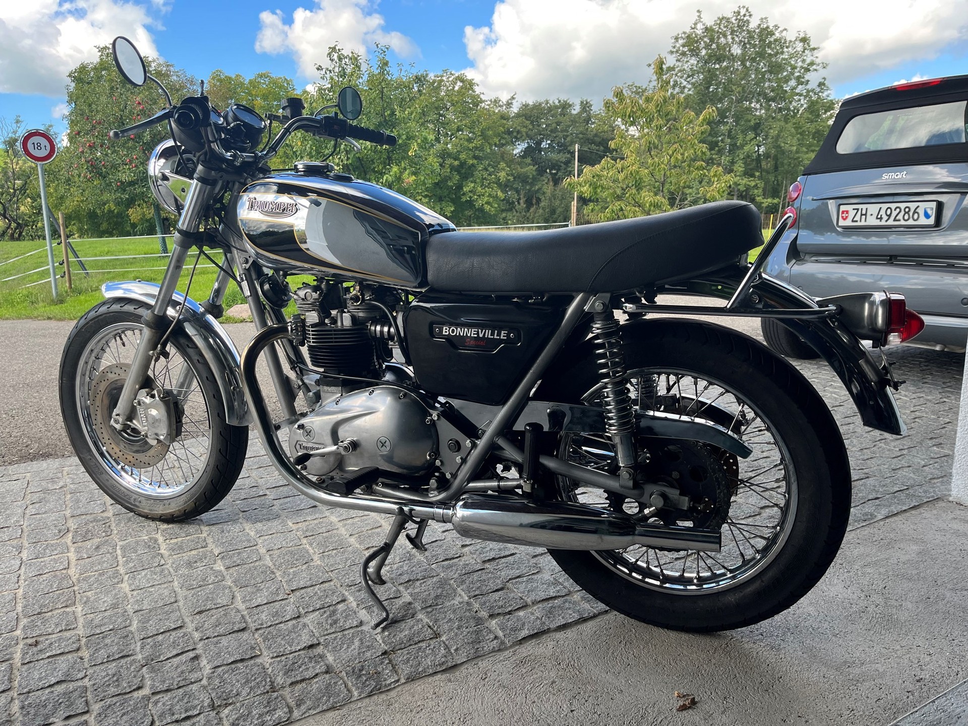 TRIUMPH Bonneville T140 D special-image-2