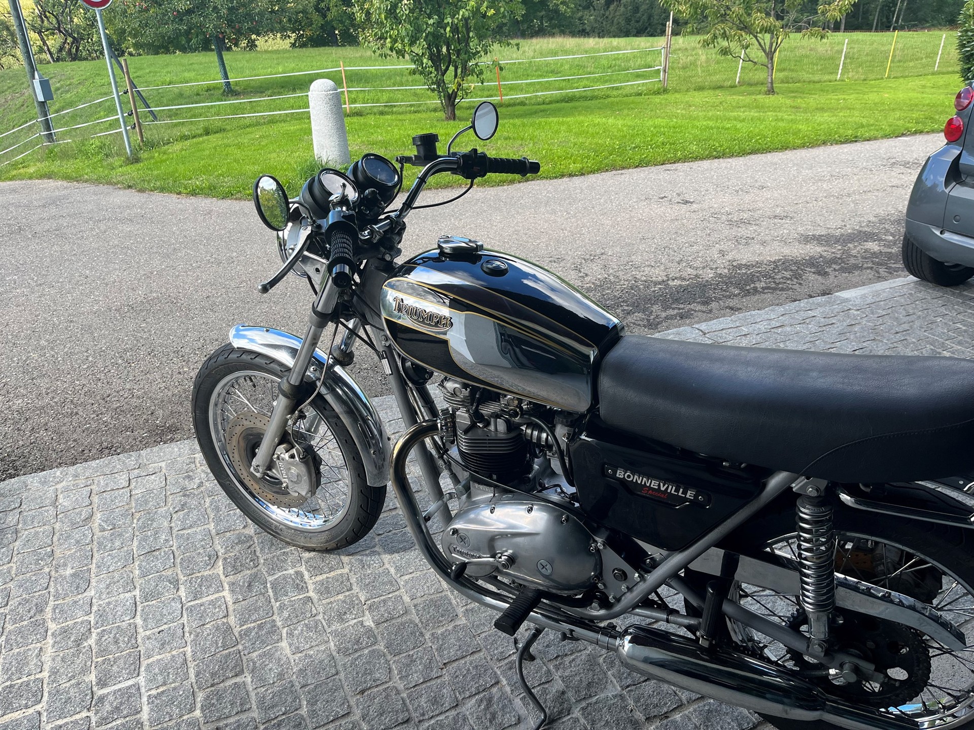 TRIUMPH Bonneville T140 D special-image-3