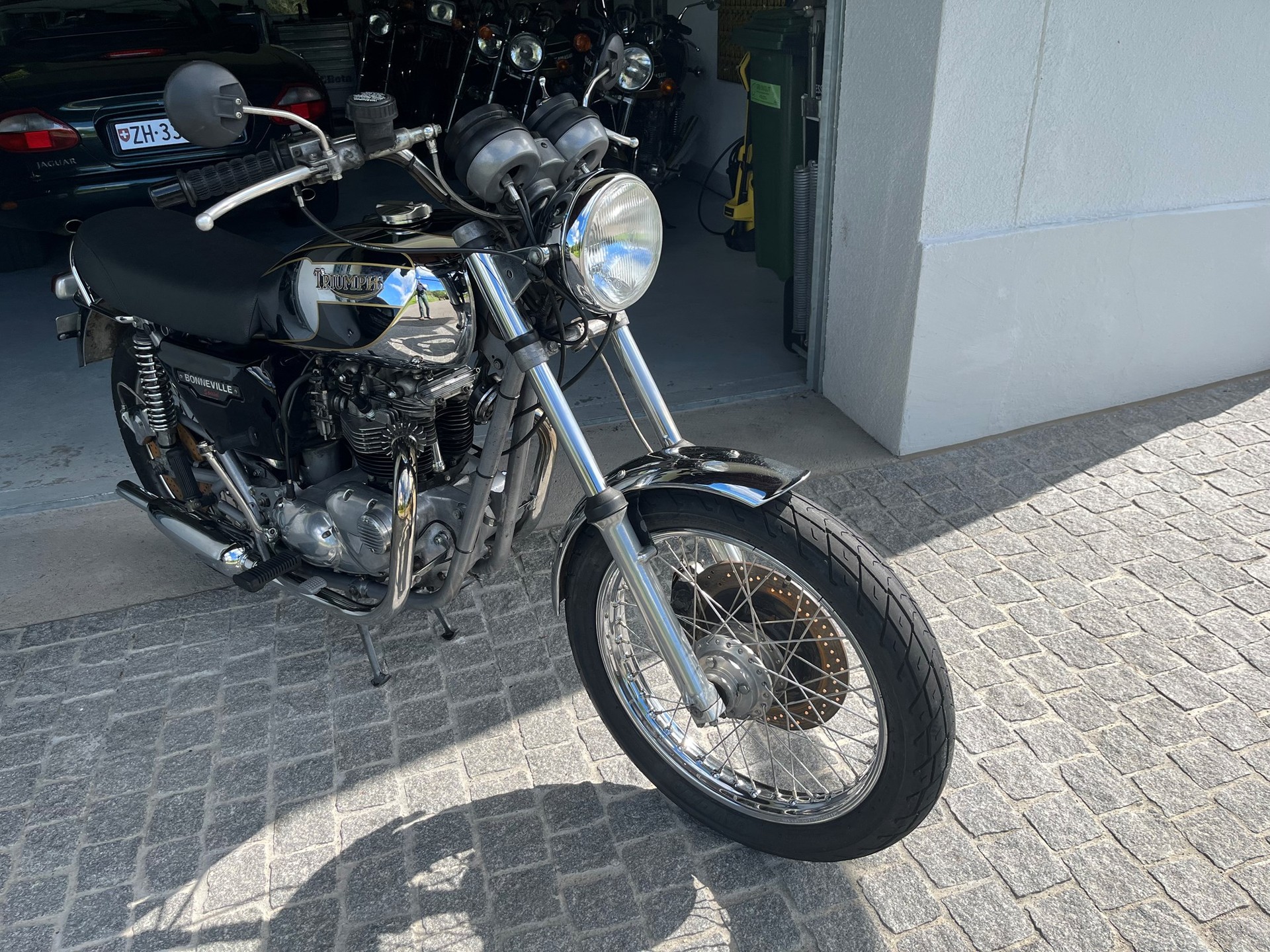 TRIUMPH Bonneville T140 D special-image-5