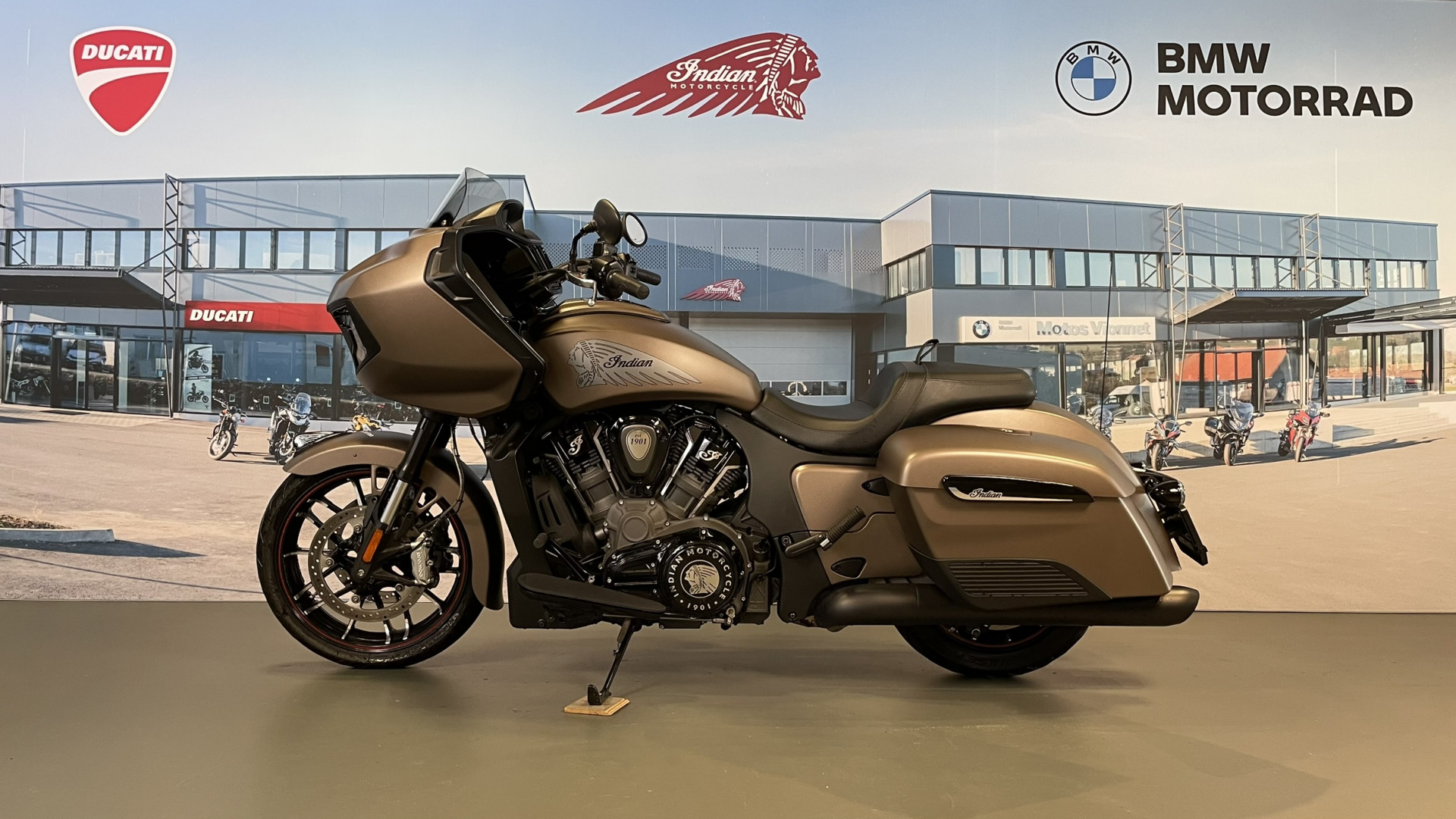 INDIAN Challenger Dark Horse 108-showroom-element-3