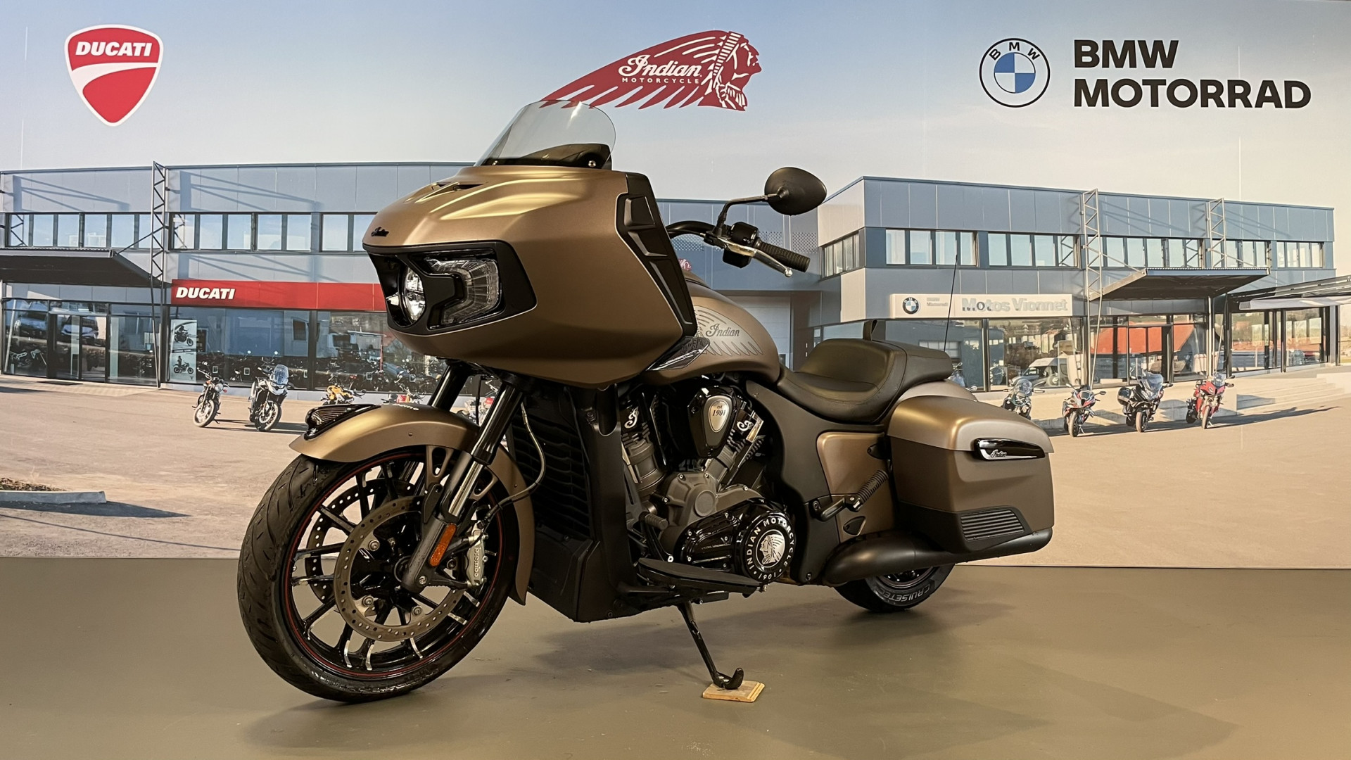 INDIAN Challenger Dark Horse 108-showroom-element-2