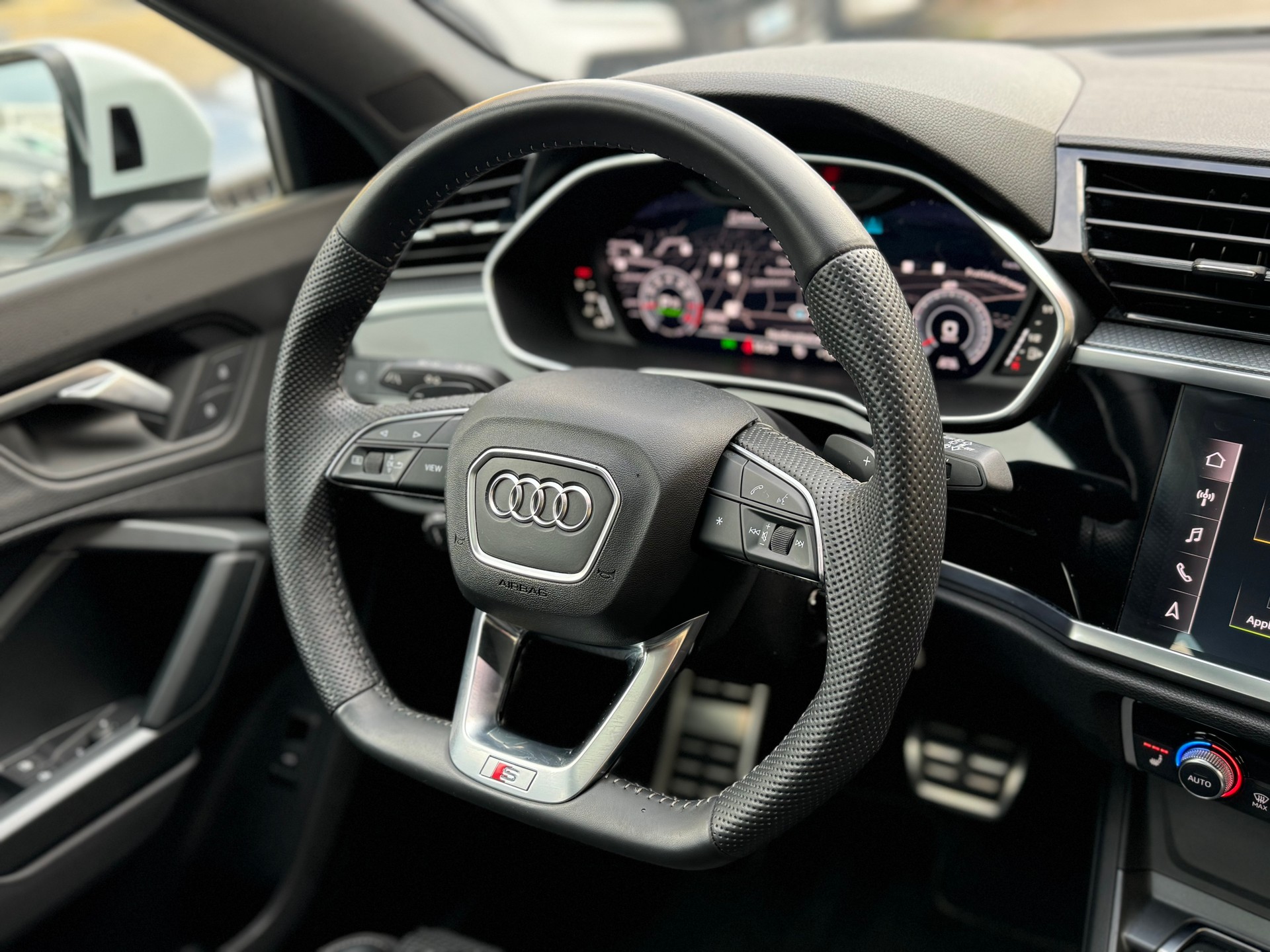 AUDI Q3 Sportback 45 TFSI S line quattro S-tronic-image-17