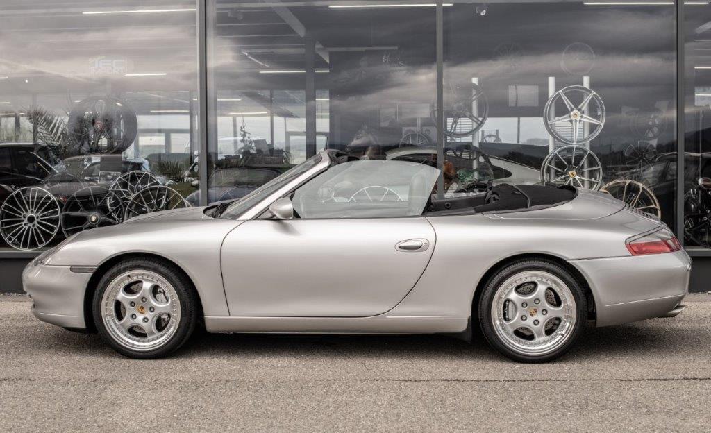 PORSCHE 911 Carrera 4 Cabrio-image-17