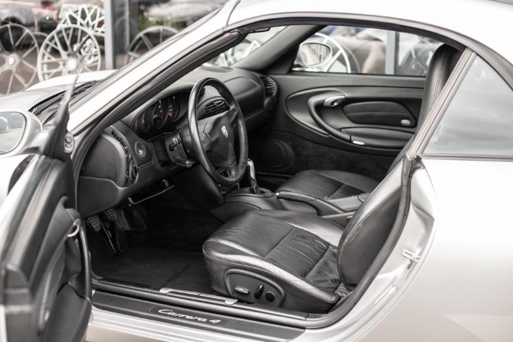PORSCHE 911 Carrera 4 Cabrio-image-5