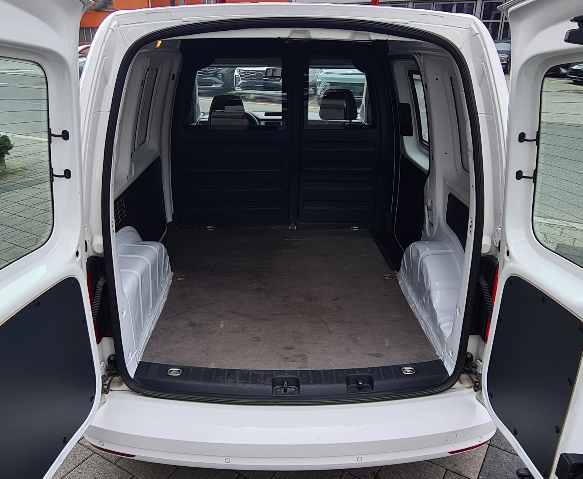 VW Caddy 1.2 TSI Entry BlueMotion Technology-image-12