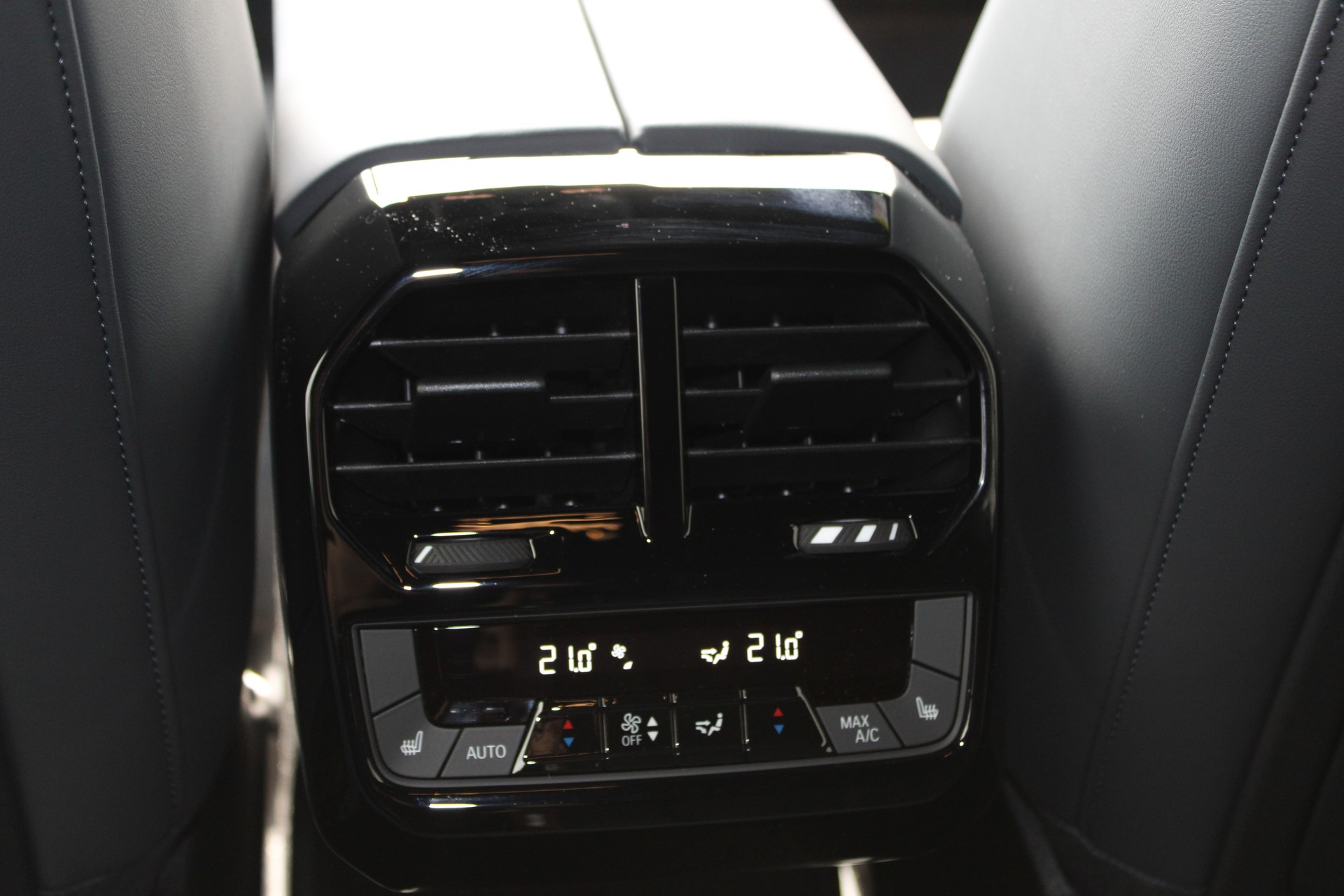 BMW iX M60-image-12