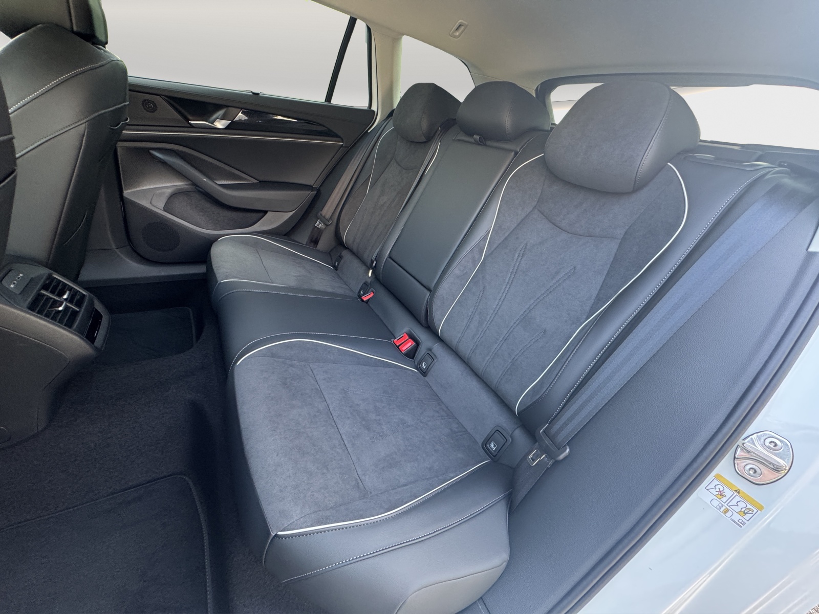 VW Passat Variant 2.0 TDI evo Business DSG-image-11