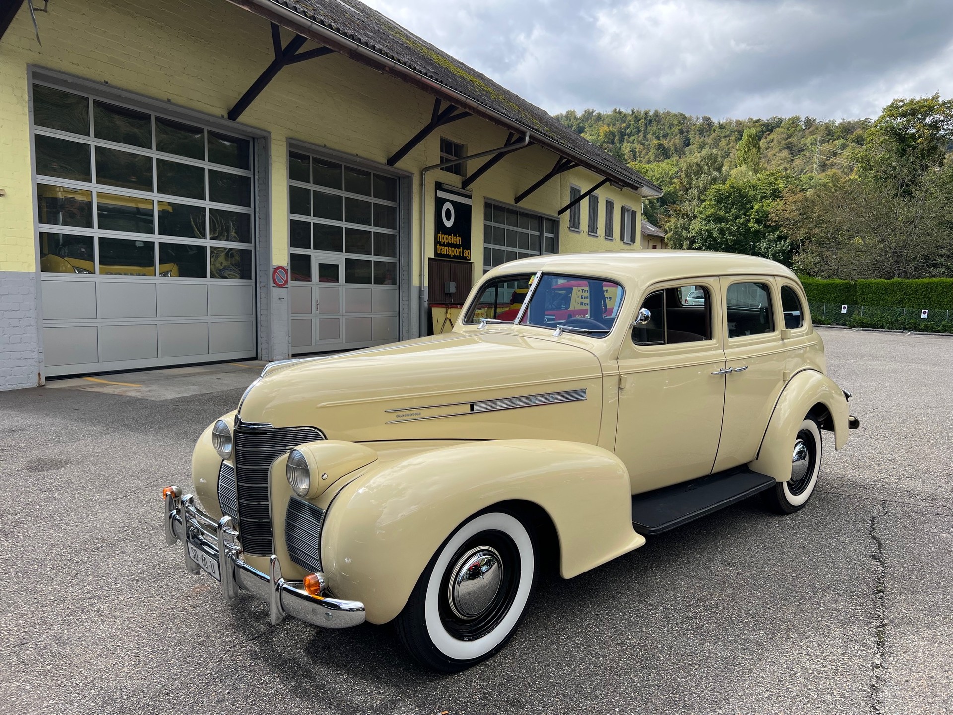 OLDSMOBILE Series 60 Sedan-image-1