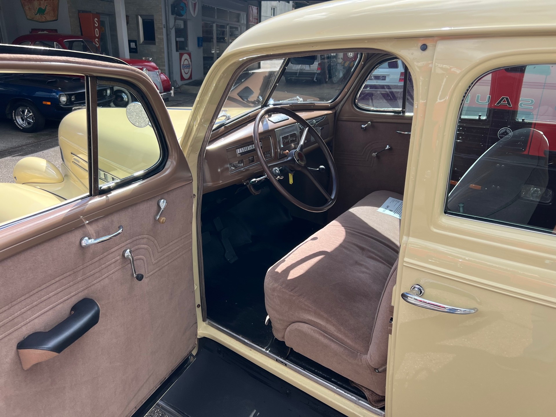 OLDSMOBILE Series 60 Sedan-image-6
