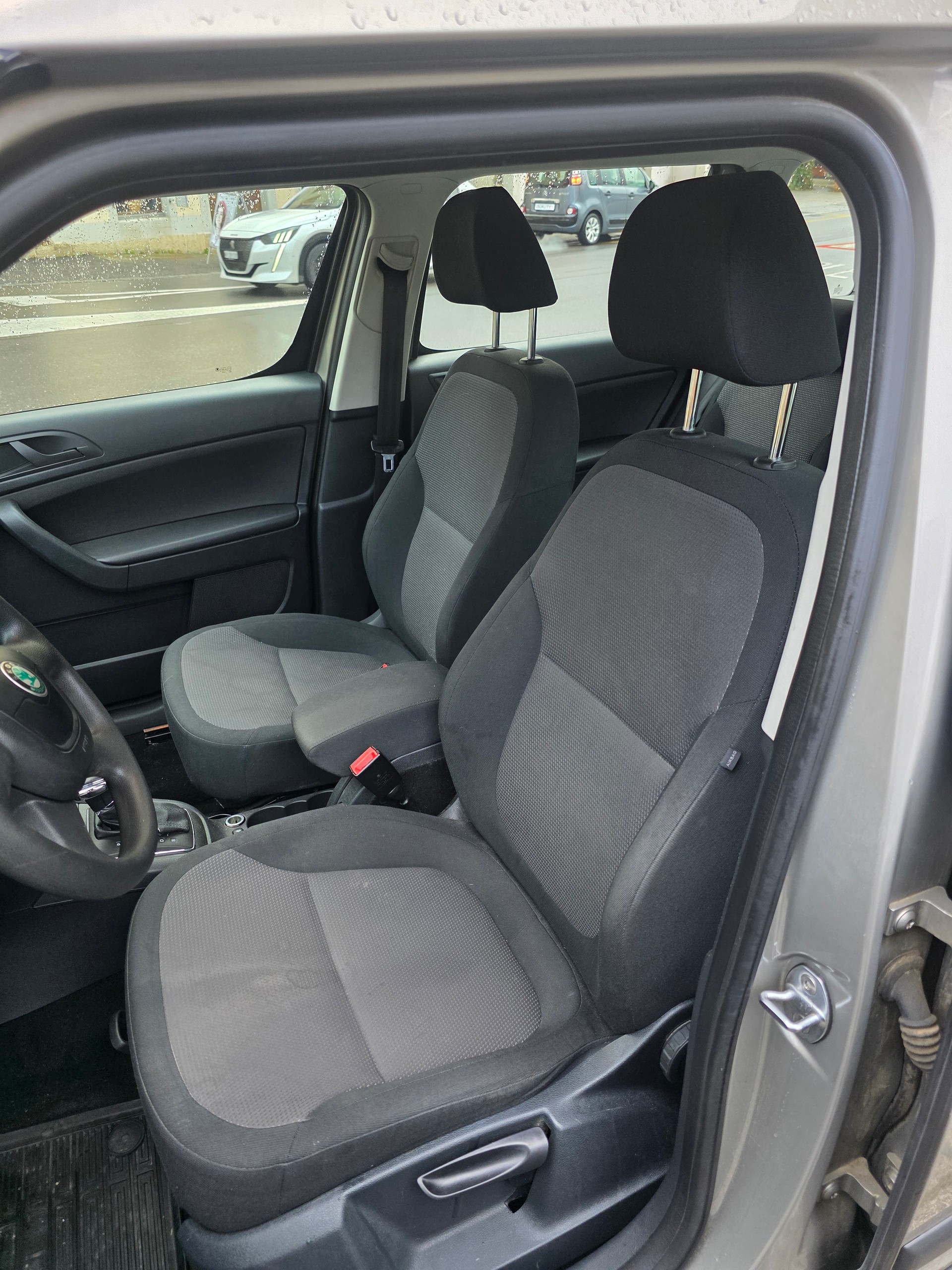 SKODA Yeti 2.0 TDI Active 4x4 DSG-image-8