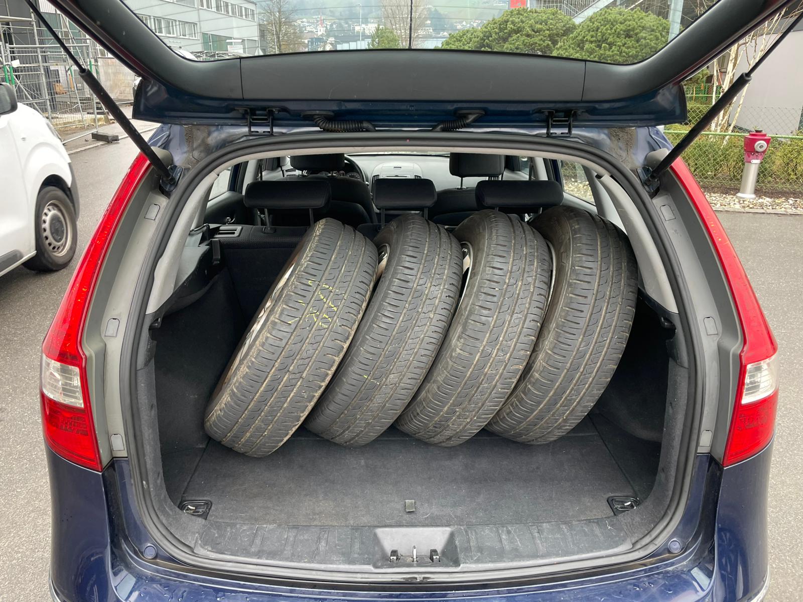 HYUNDAI i30 Wagon 1.6 CRDi Style-image-11