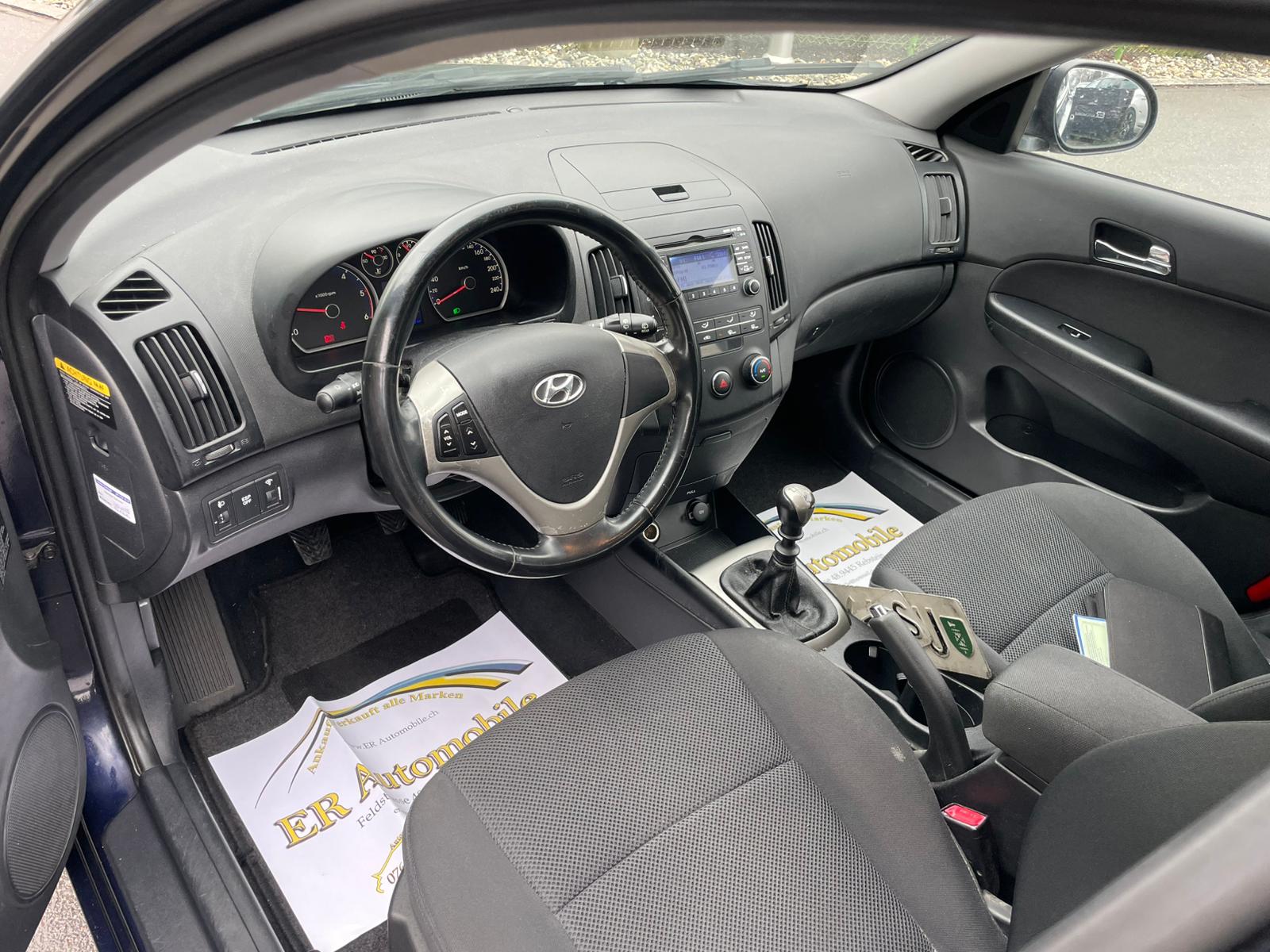 HYUNDAI i30 Wagon 1.6 CRDi Style-image-9