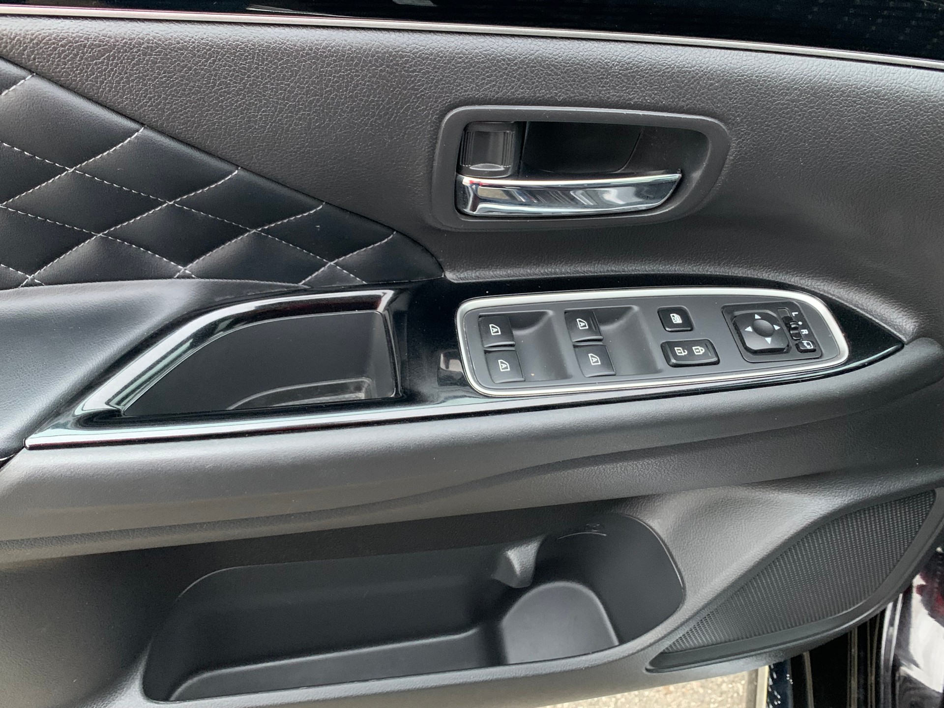 MITSUBISHI Outlander 2.4 PHEV Diamond+ S-Edition 4WD Automatic-image-24