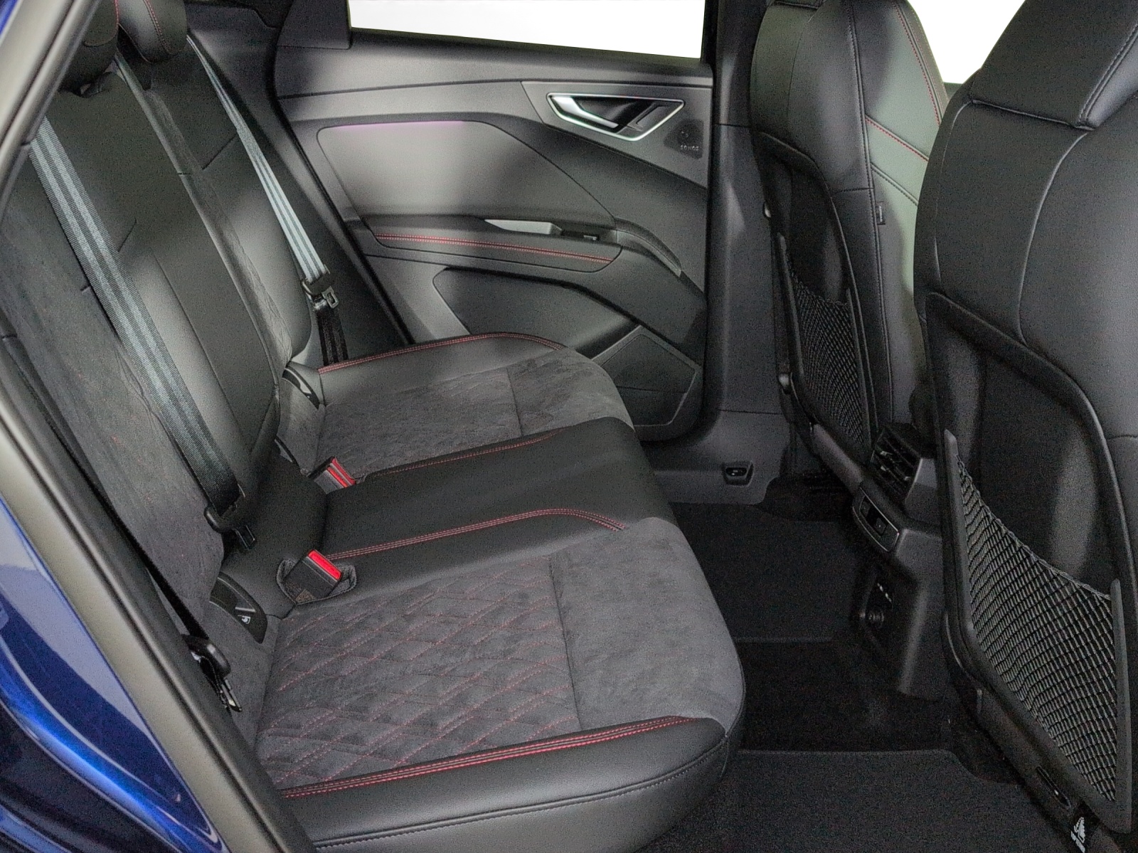 AUDI Q4 e-tron 45 Edition Swiss Ski quattro-image-8
