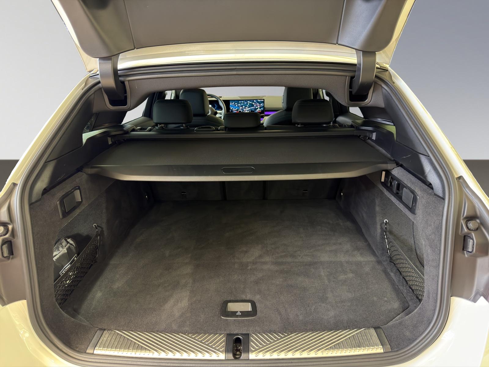 BMW 520d xDrive Touring M-SportPaket-image-17