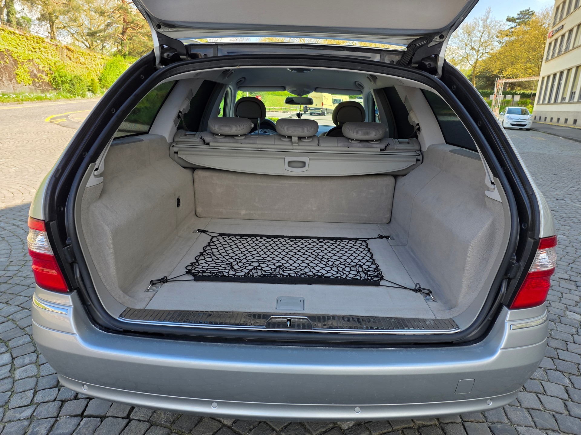 MERCEDES-BENZ E 220 CDI Avantgarde-image-3
