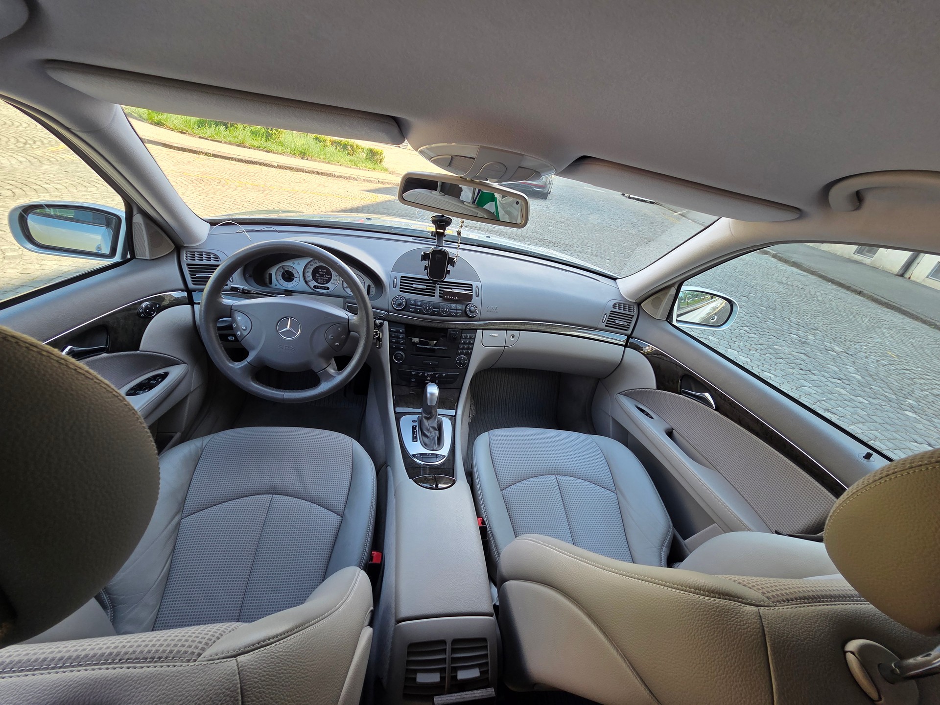 MERCEDES-BENZ E 220 CDI Avantgarde-image-2