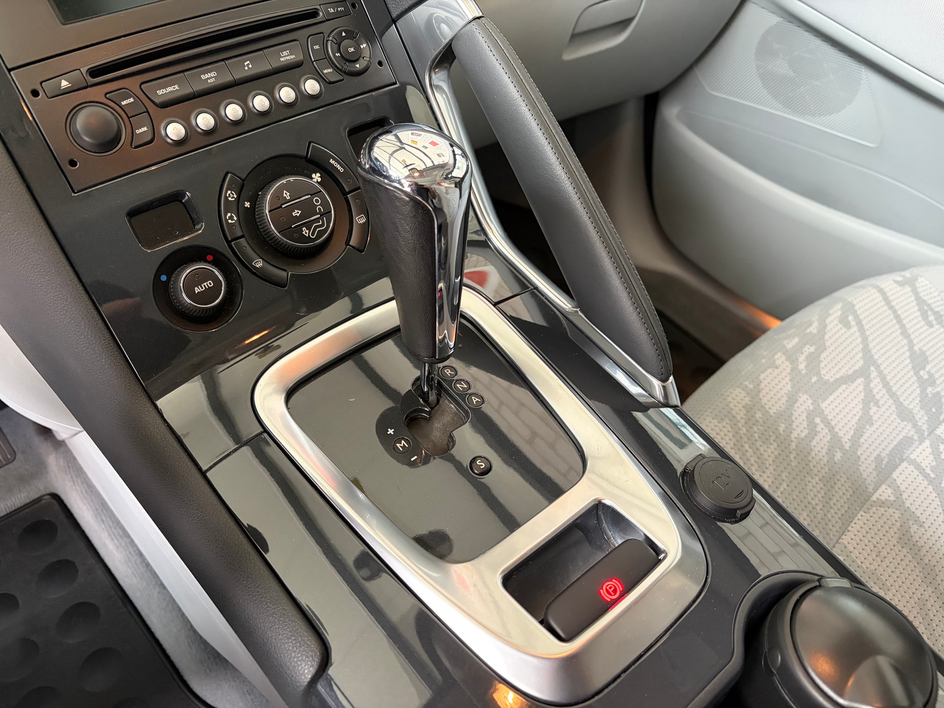 PEUGEOT 3008 1.6 HDI Business EGS6-image-9