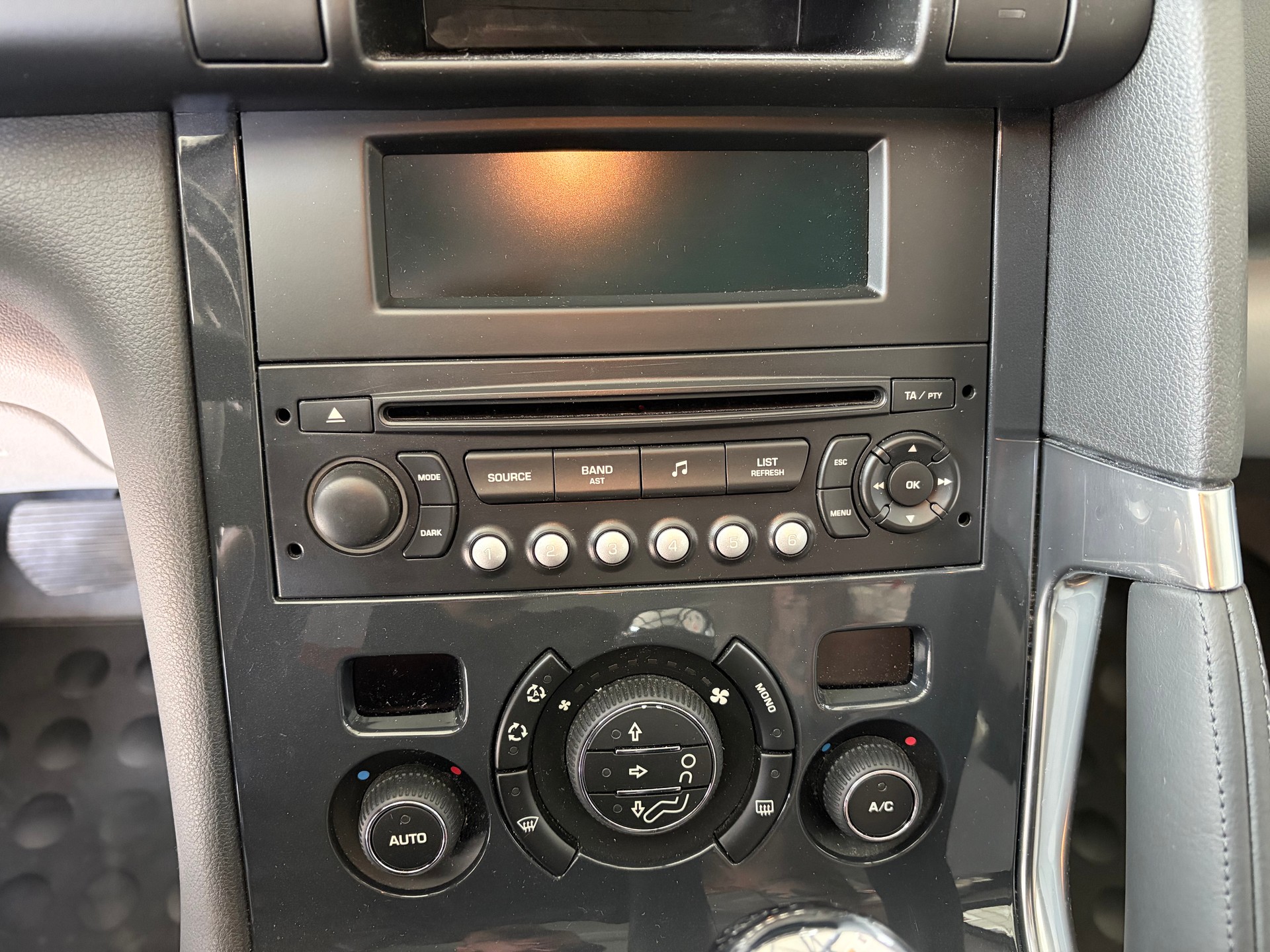 PEUGEOT 3008 1.6 HDI Business EGS6-image-8