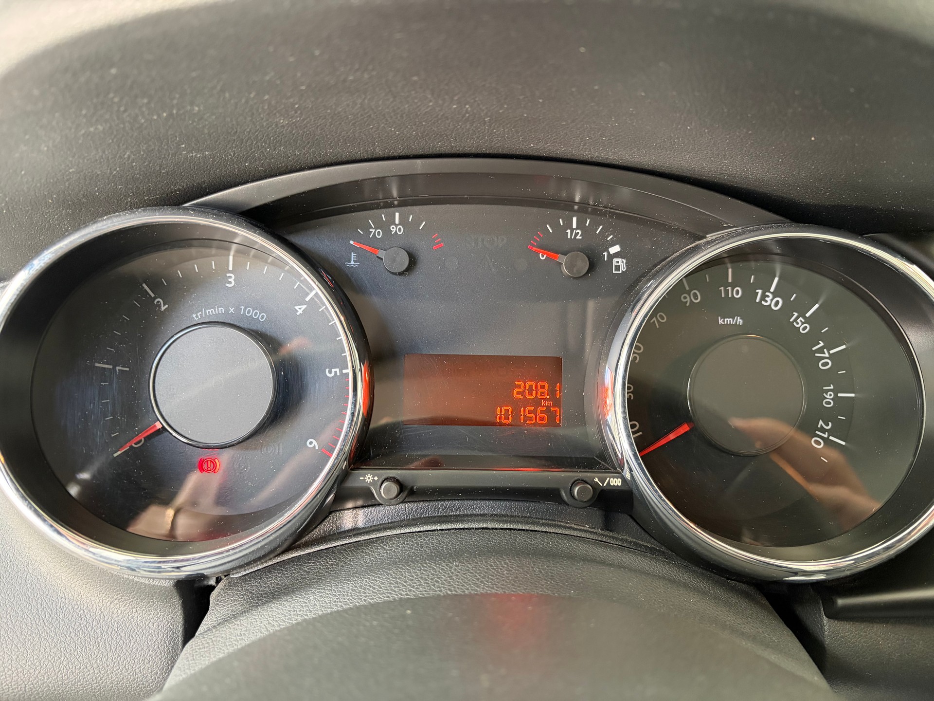 PEUGEOT 3008 1.6 HDI Business EGS6-image-7