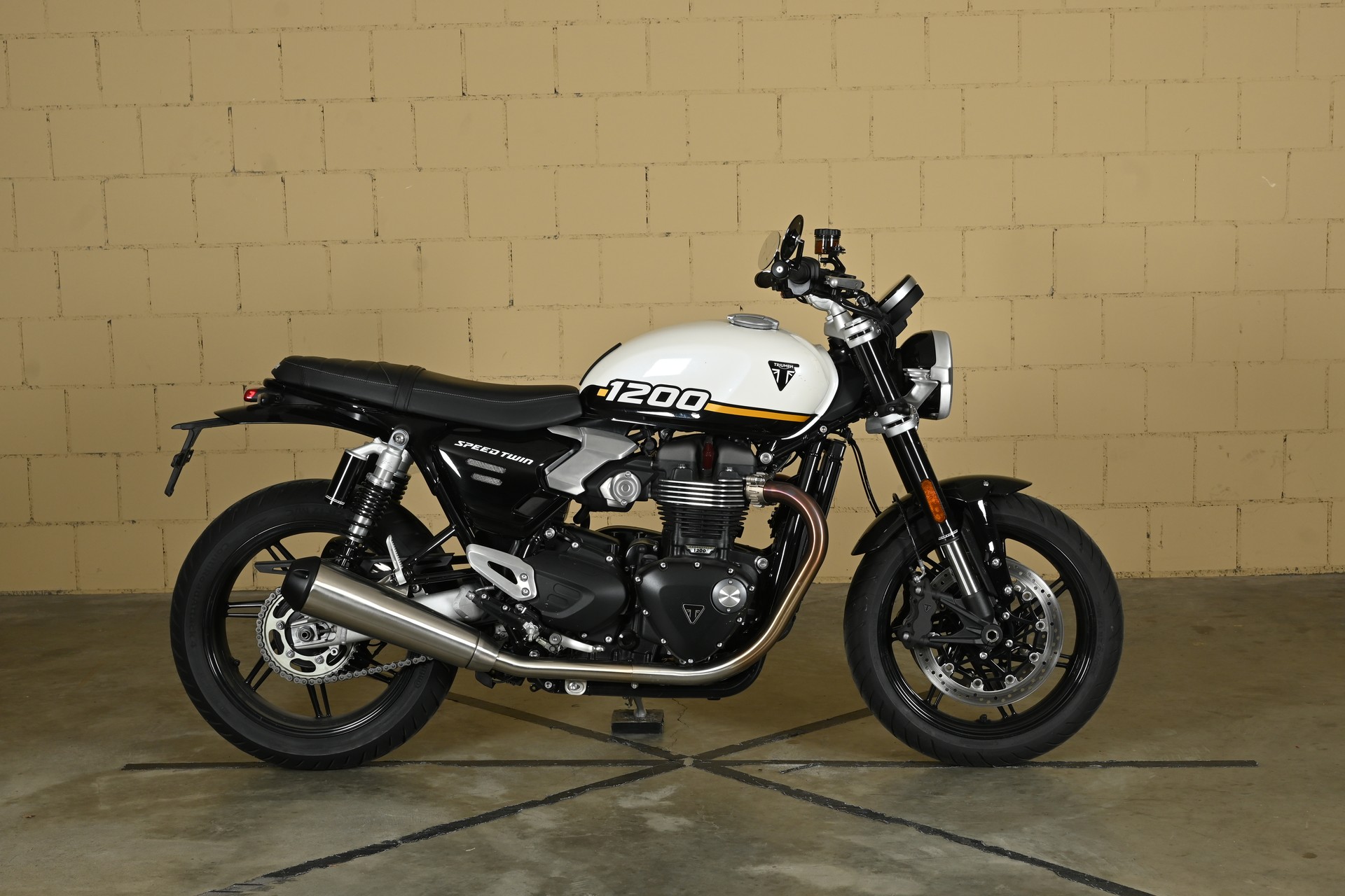 TRIUMPH 1200