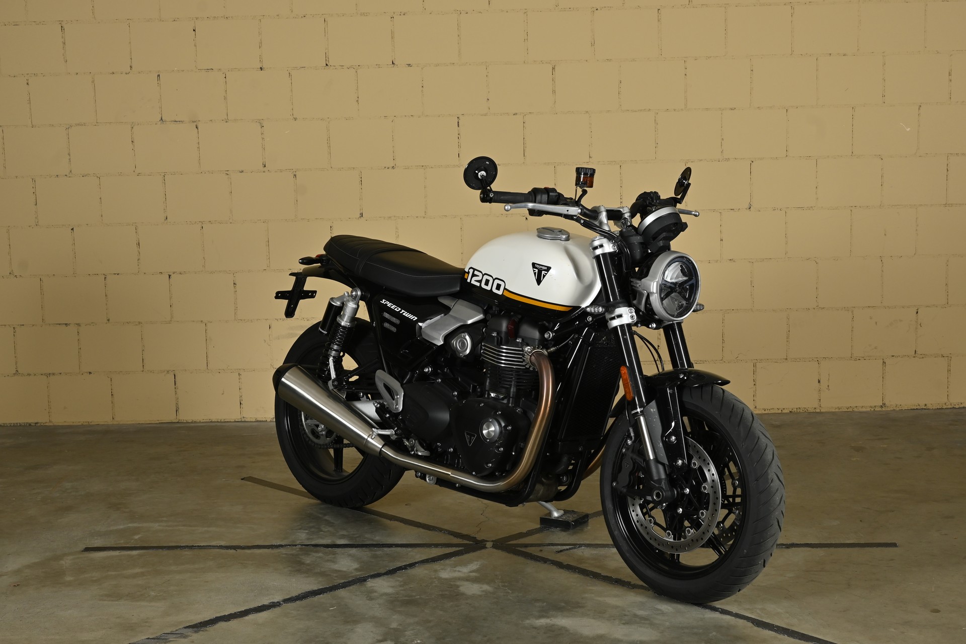 TRIUMPH 1200-showroom-element-1